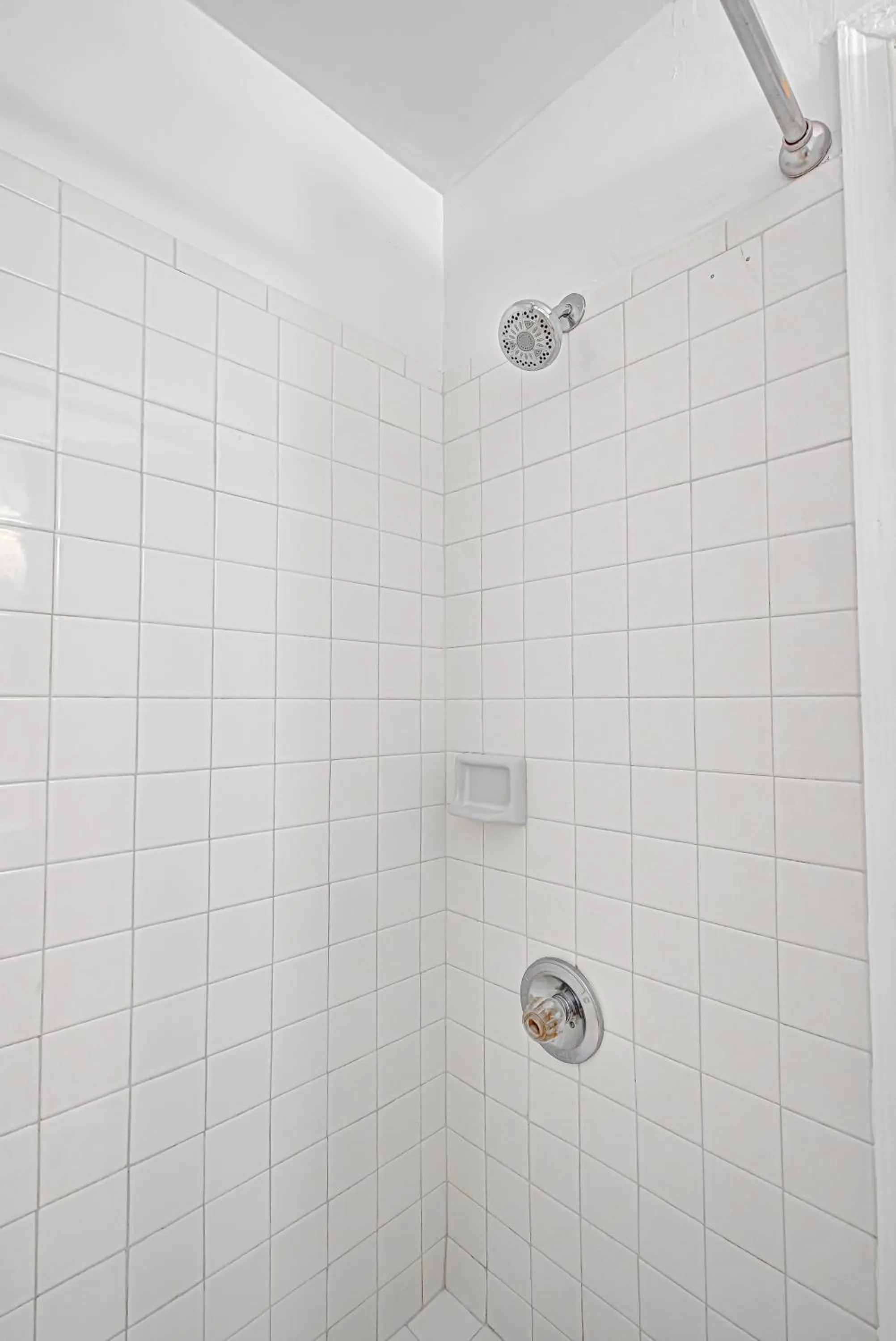 Shower in Little Paris by the ocean self check in