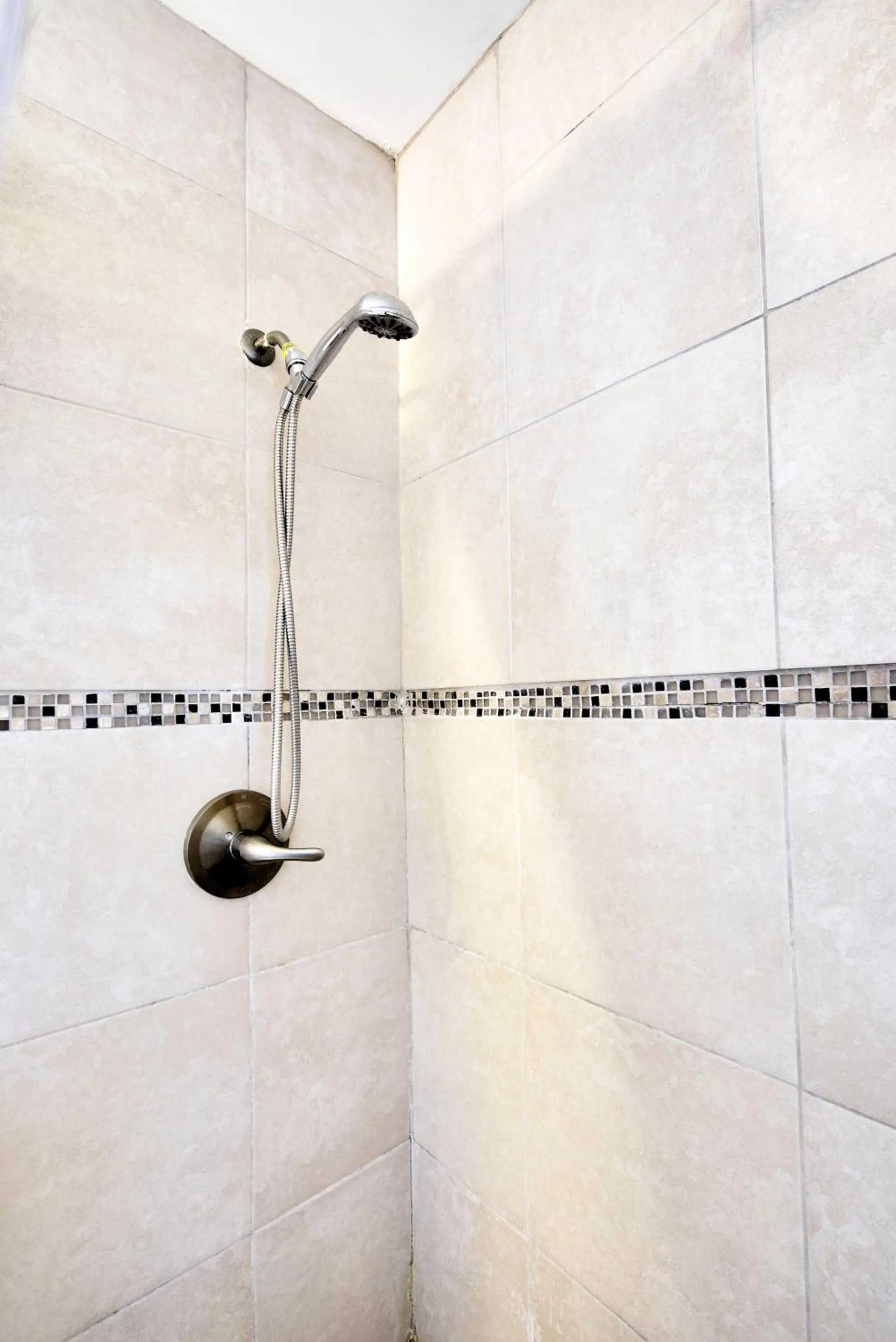 Shower in Little Paris by the ocean self check in