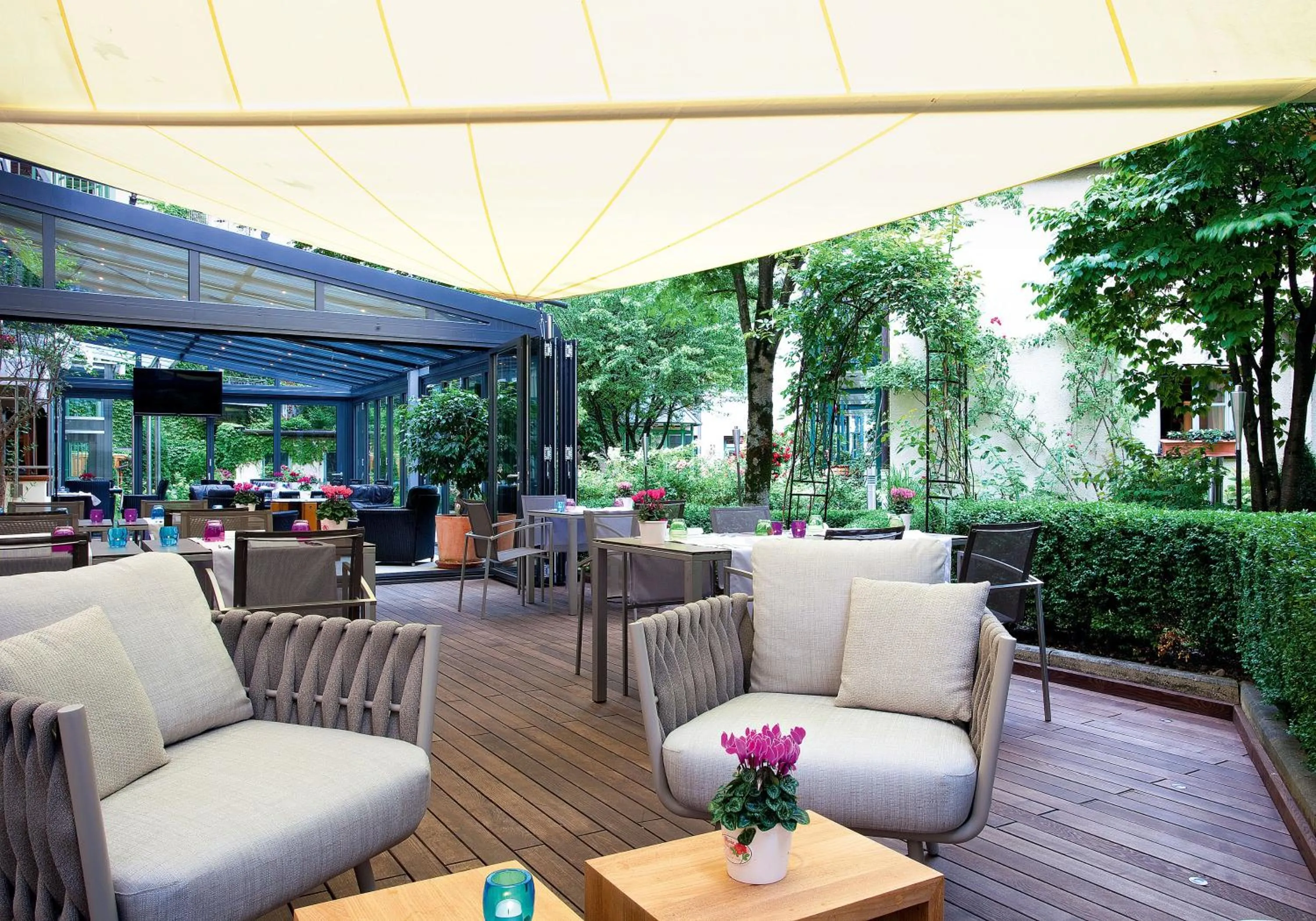 Restaurant/places to eat in MAXIMILIAN MUNICH Apartments & Hotel