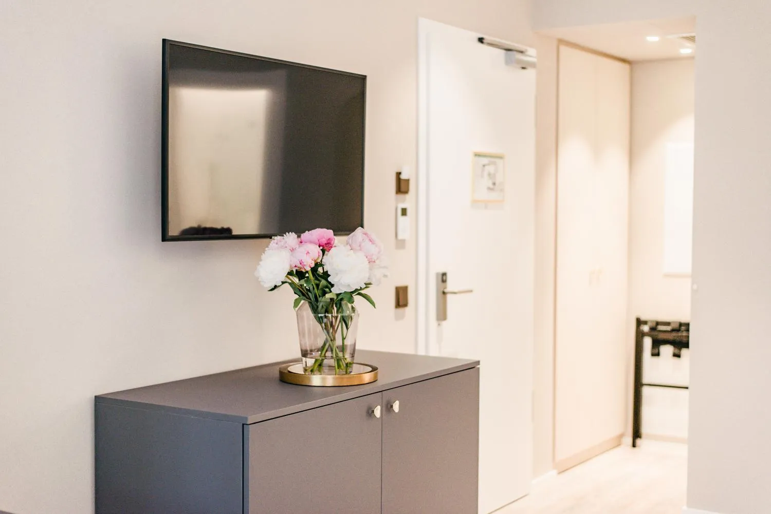 TV and multimedia in MAXIMILIAN MUNICH Apartments & Hotel