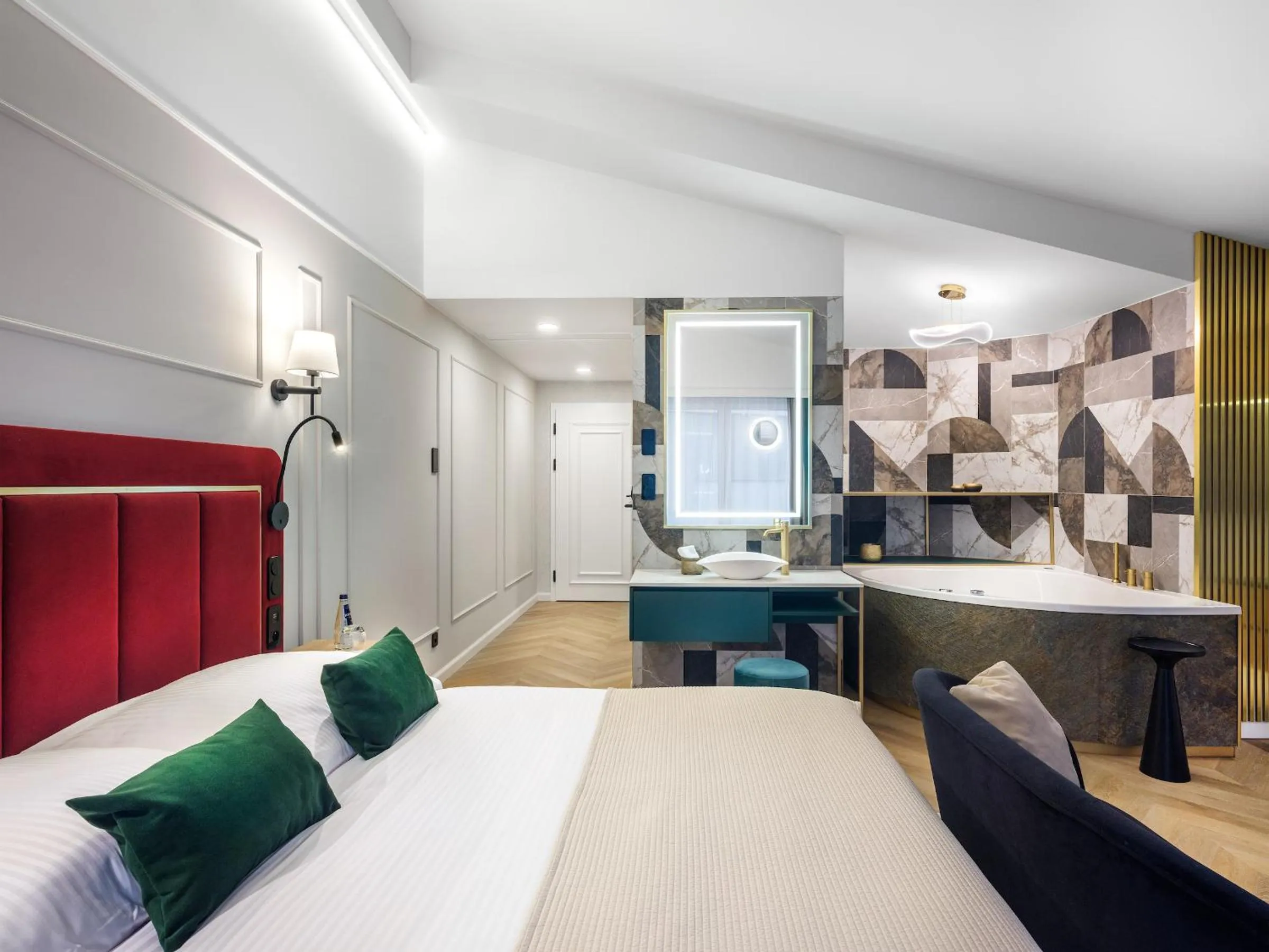 Seating area, Bed in Hotel Golden Queen