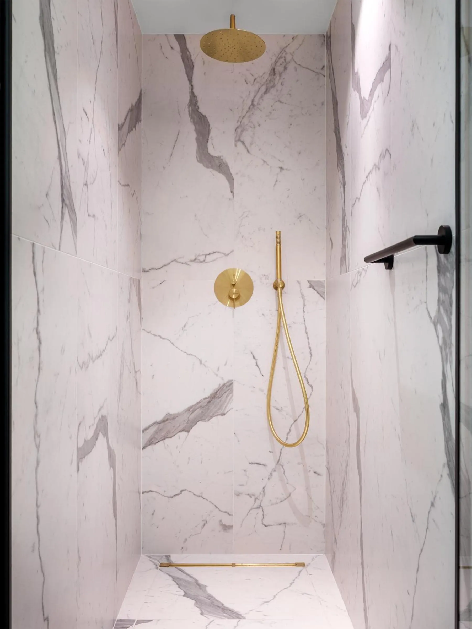 Shower in Hotel Golden Queen