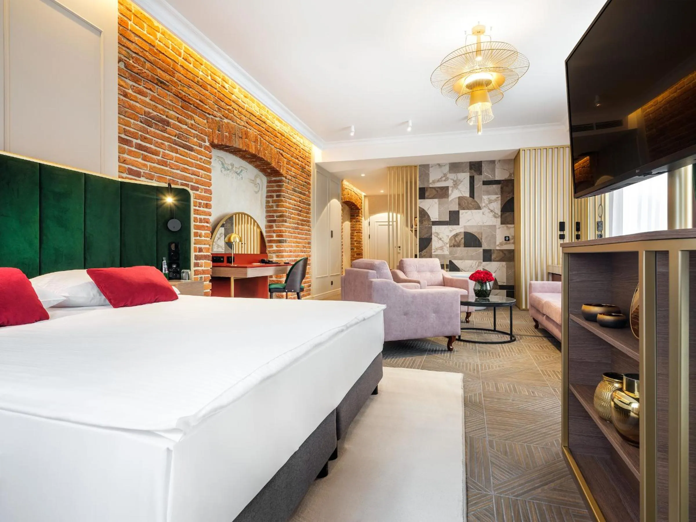 Living room, Bed in Hotel Golden Queen