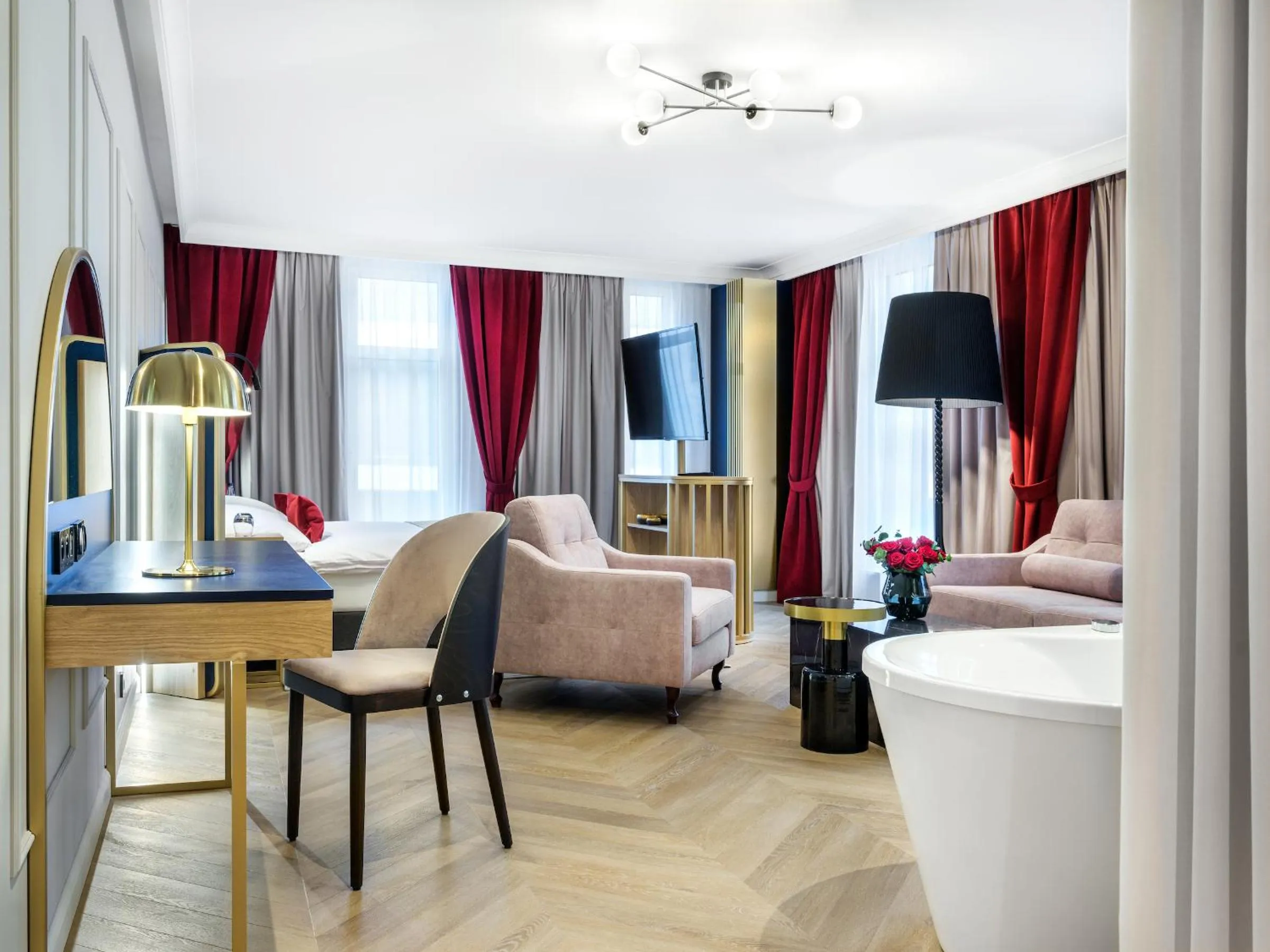 Living room, Bed in Hotel Golden Queen