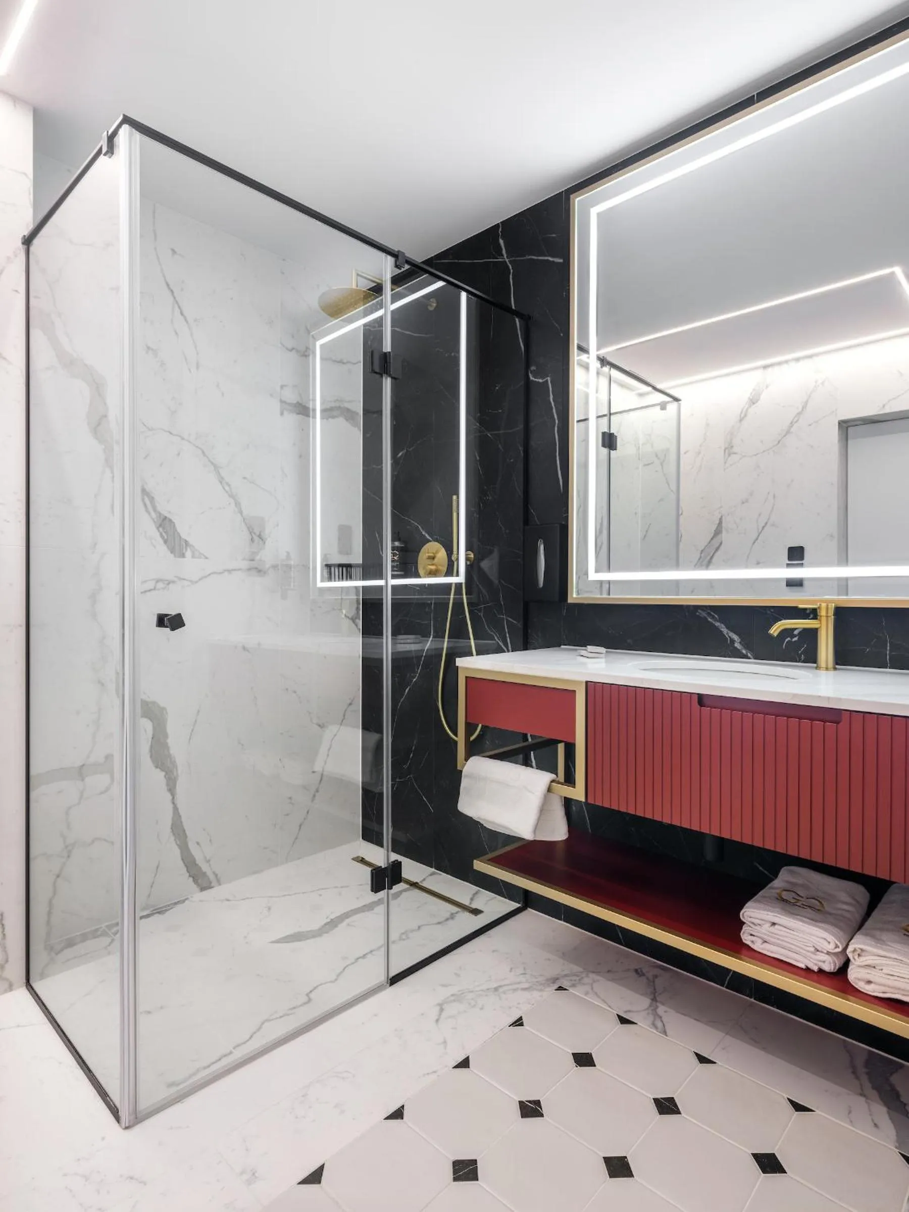 Shower in Hotel Golden Queen