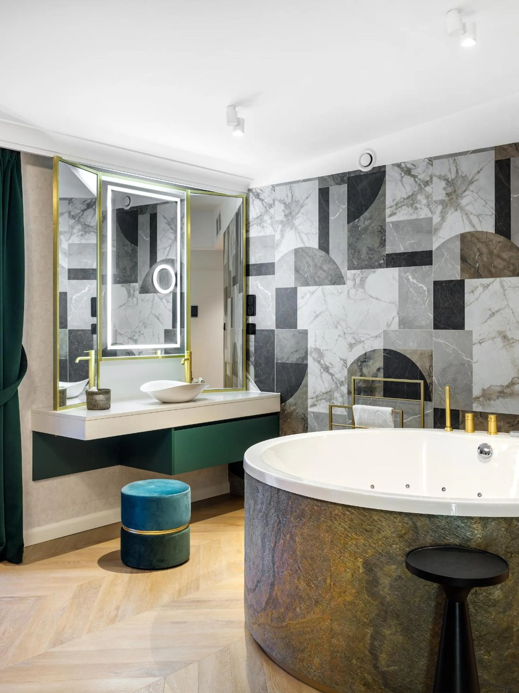 Hot Tub in Hotel Golden Queen