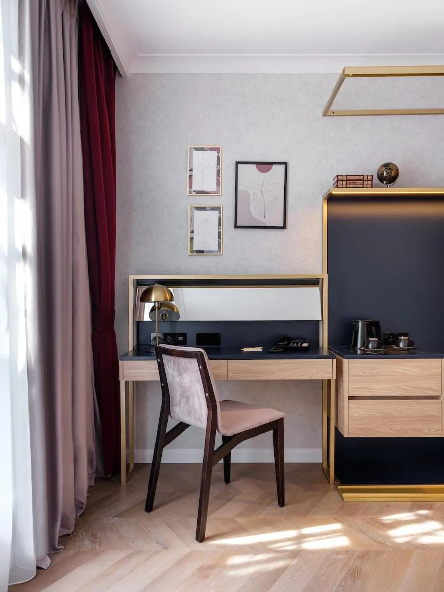 Photo of the whole room in Hotel Golden Queen