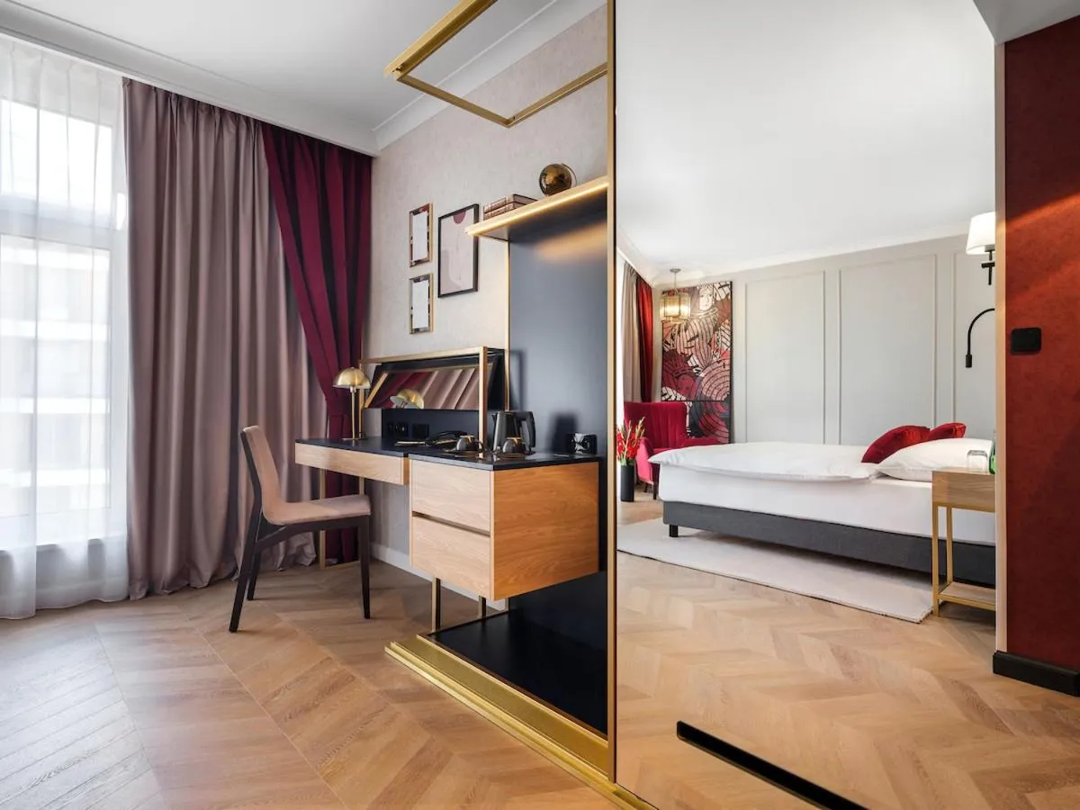 Photo of the whole room, Bed in Hotel Golden Queen