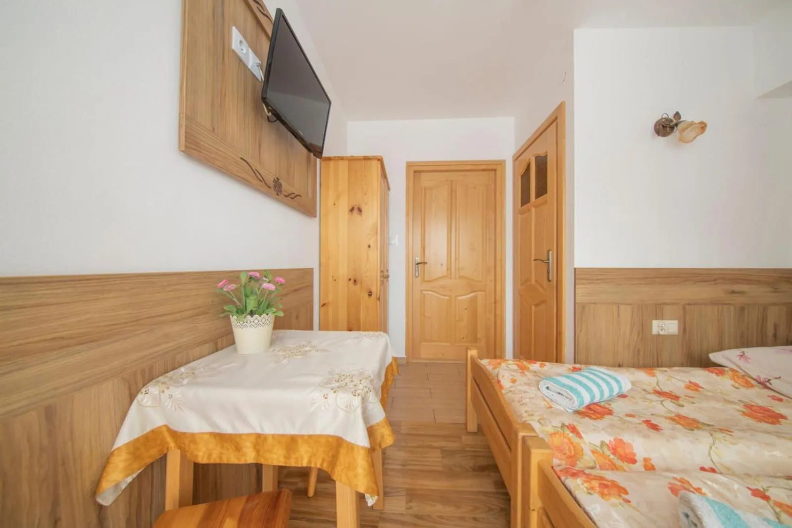 Photo of the whole room, Bed in DW Maria 2