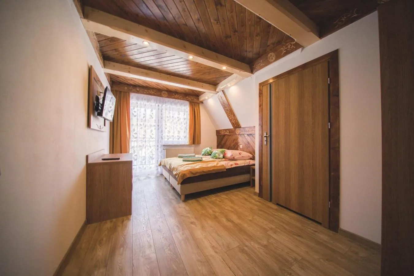 Photo of the whole room, Bed in DW Maria 2