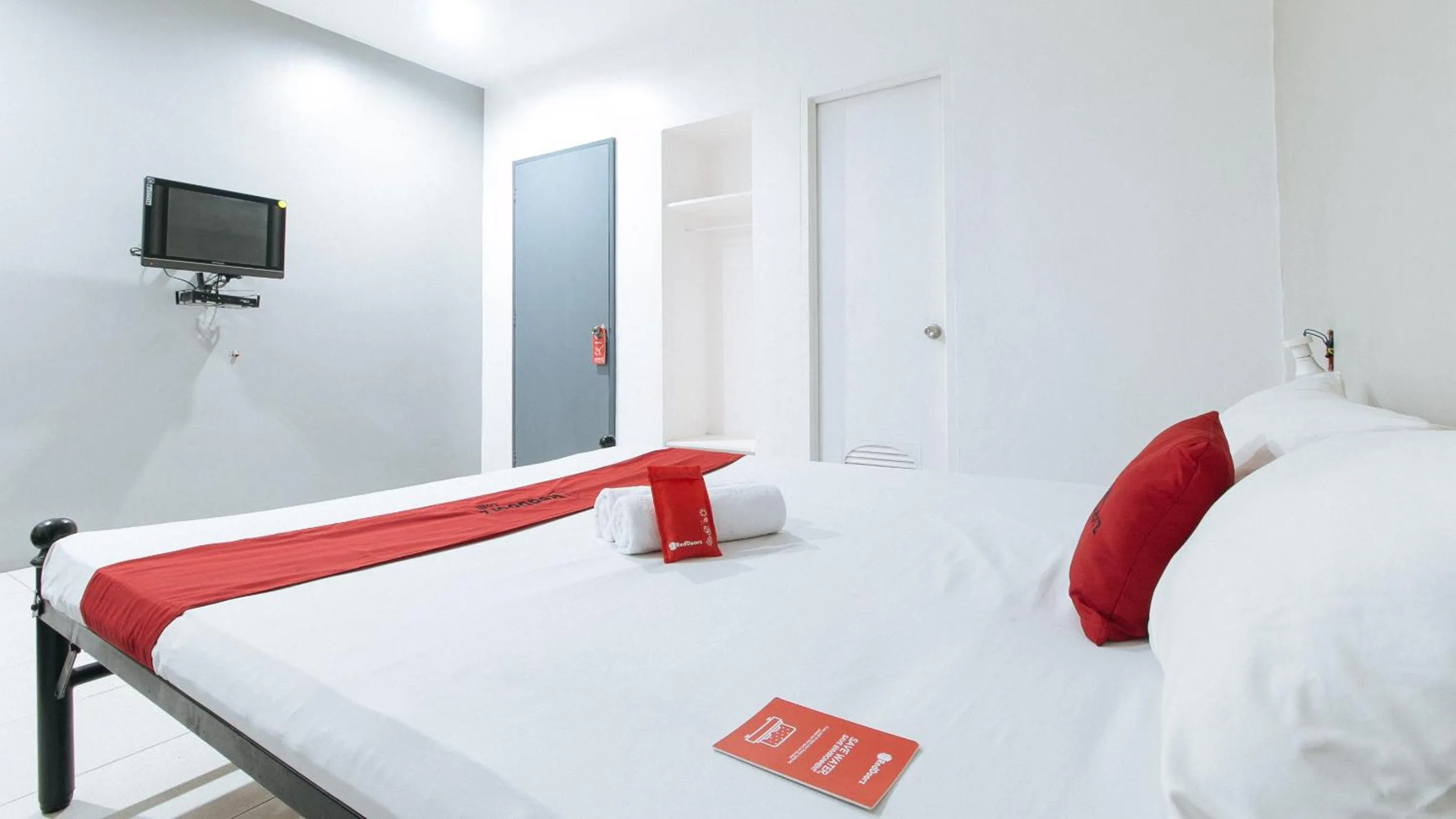Bed in RedDoorz near SM Calamba