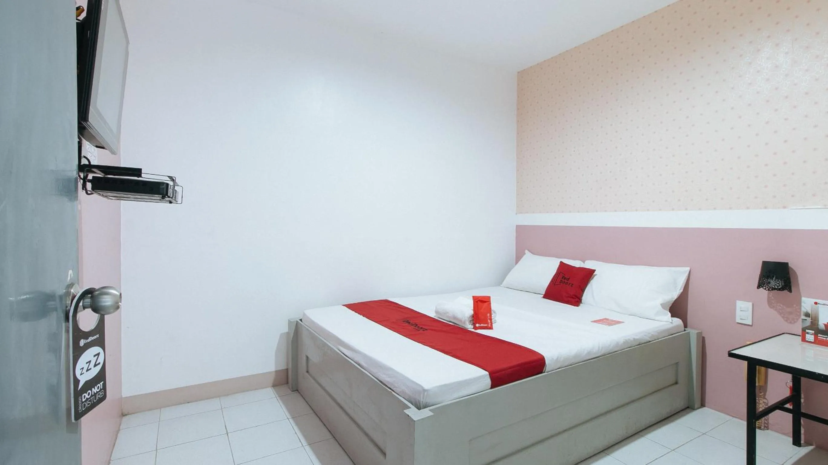 Bed in RedDoorz near SM Calamba