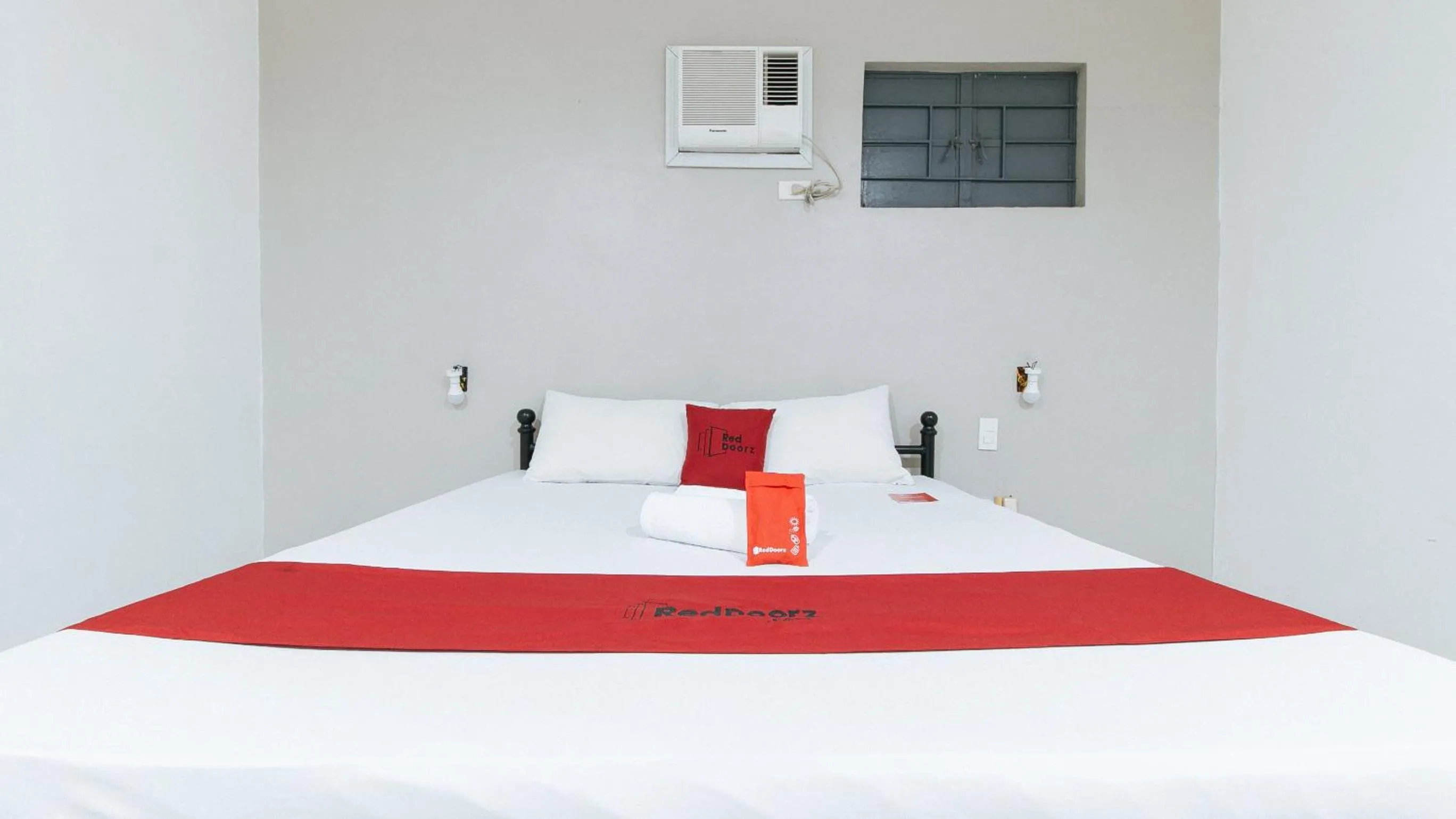 Bed in RedDoorz near SM Calamba