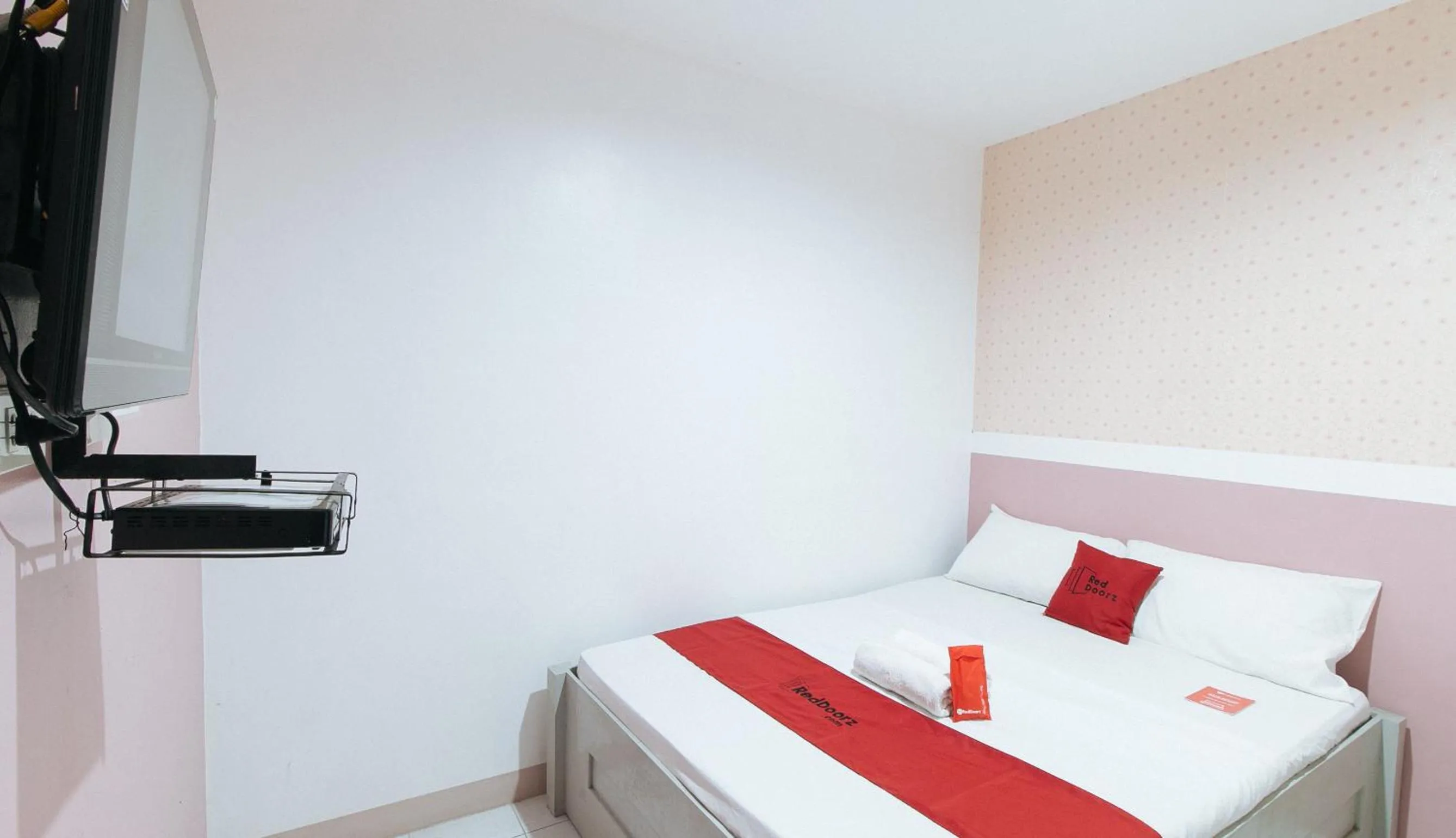 Bed in RedDoorz near SM Calamba
