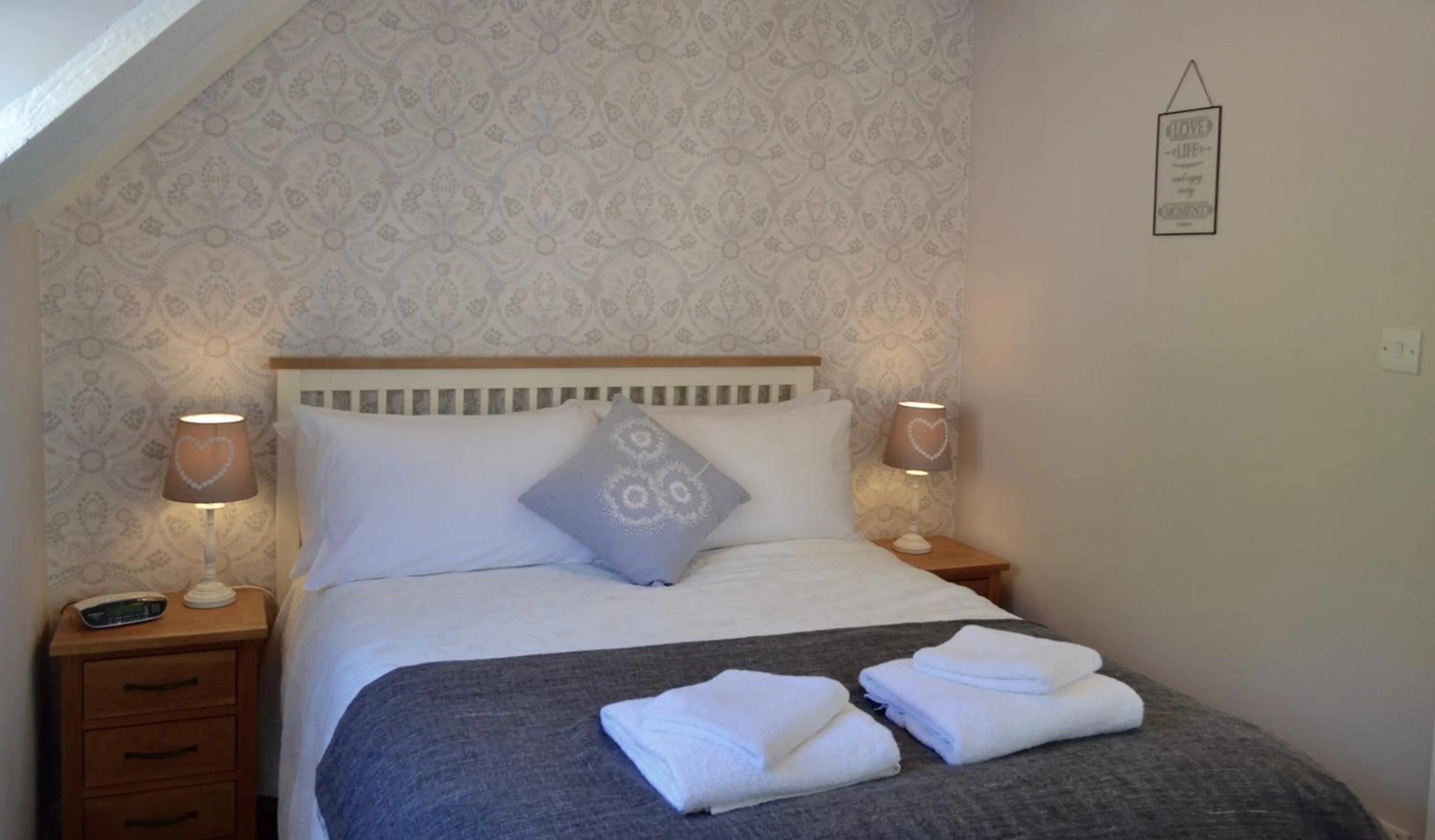 Bedroom, Bed in Riverbank Cottage