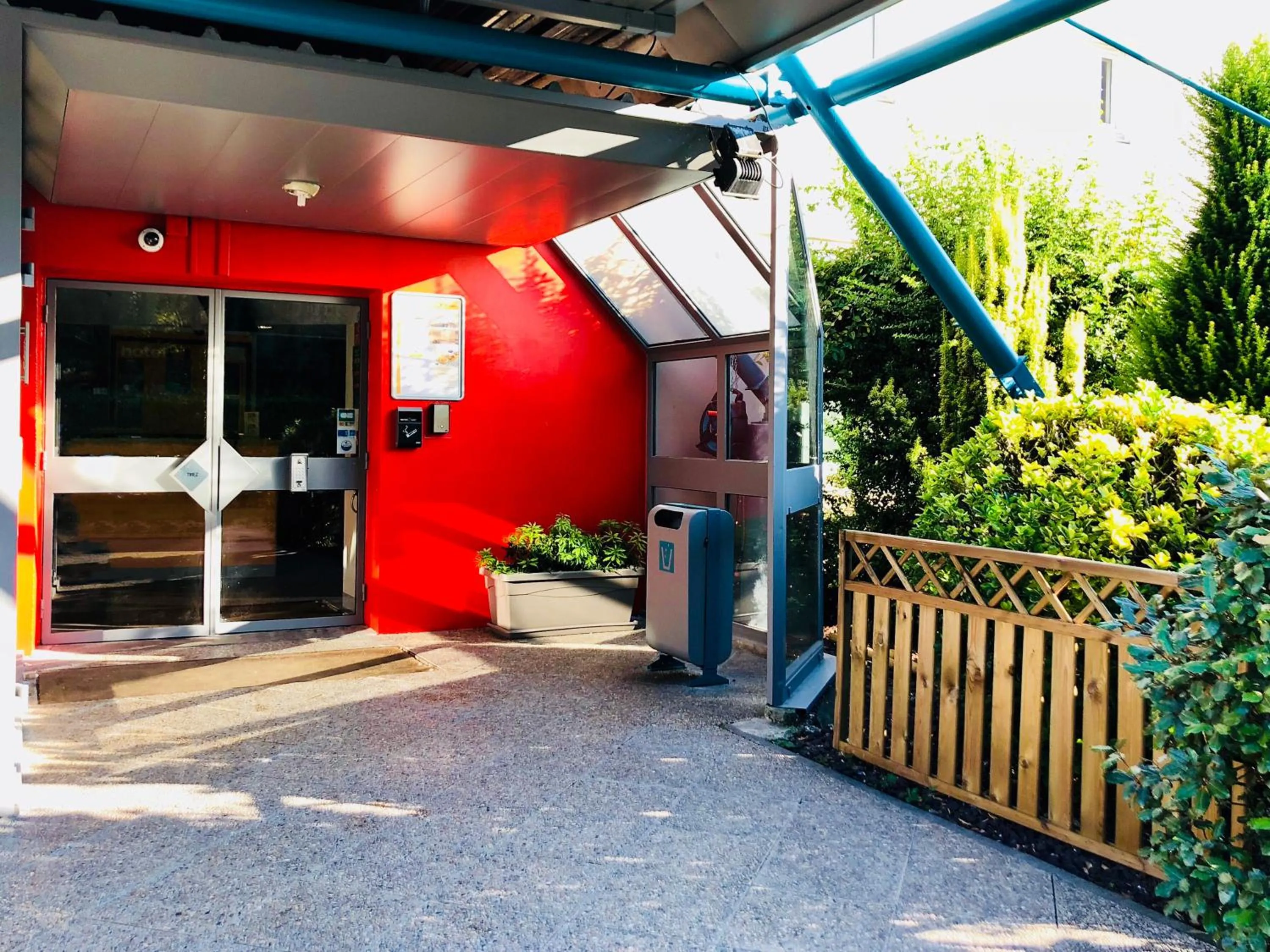 Patio in hotelF1 Genève Aéroport Ferney