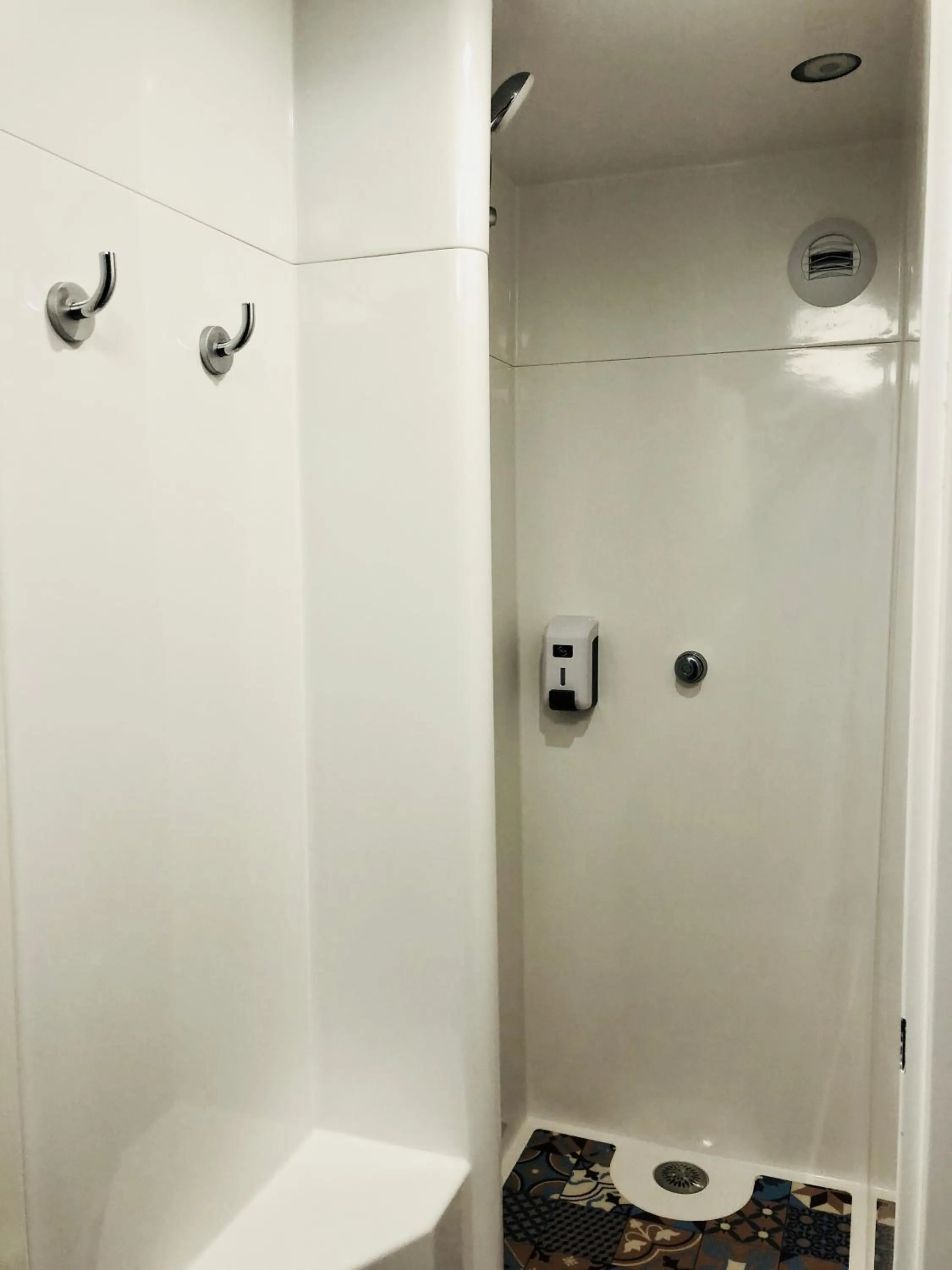 Shower in hotelF1 Genève Aéroport Ferney