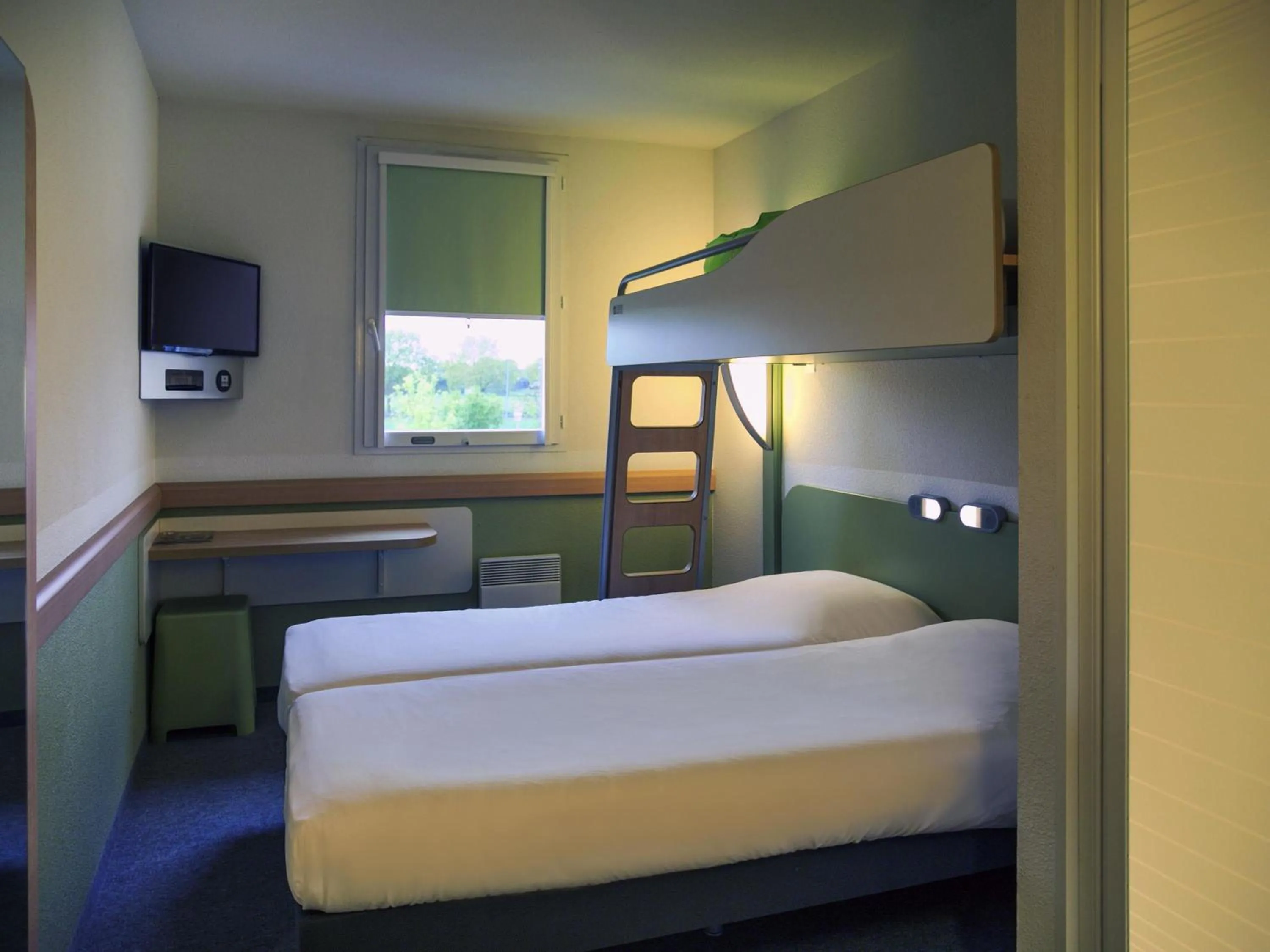 Bedroom, Bed in ibis budget Niort - La Crèche