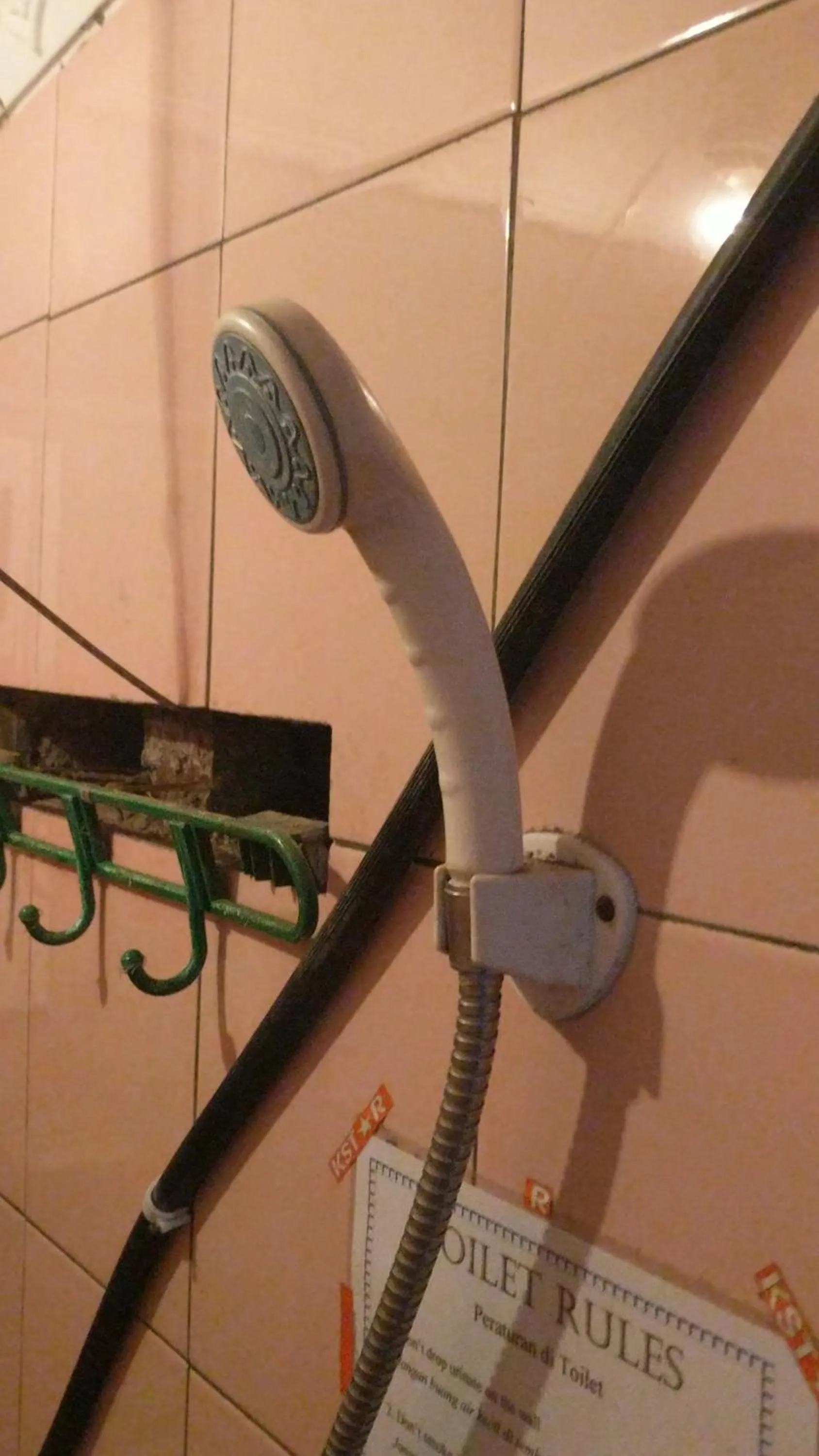 Shower in RedDoorz At Jalan Raya Baturaden