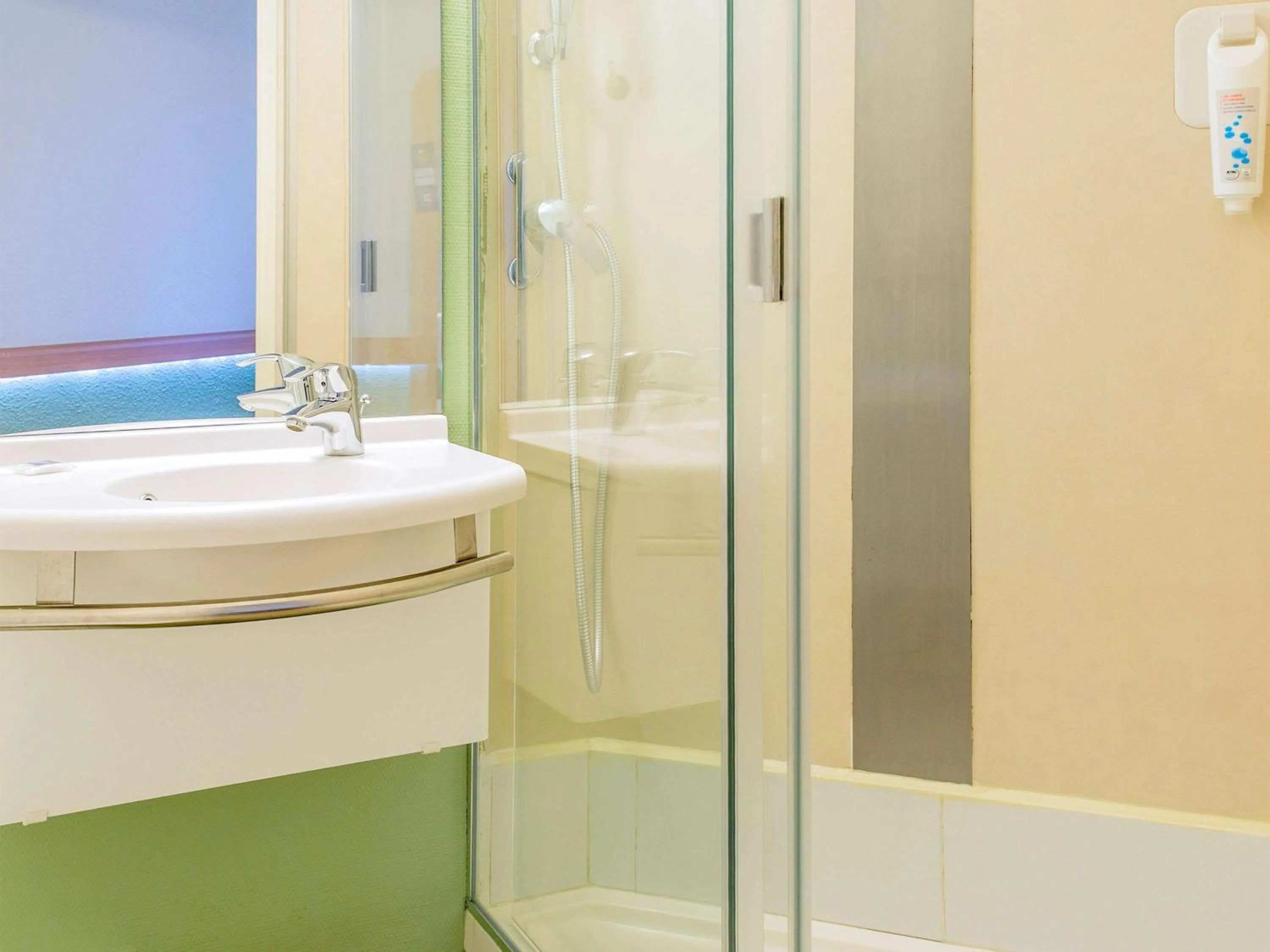 Photo of the whole room in Hôtel Ibis Budget Nantes Nord St Herblain