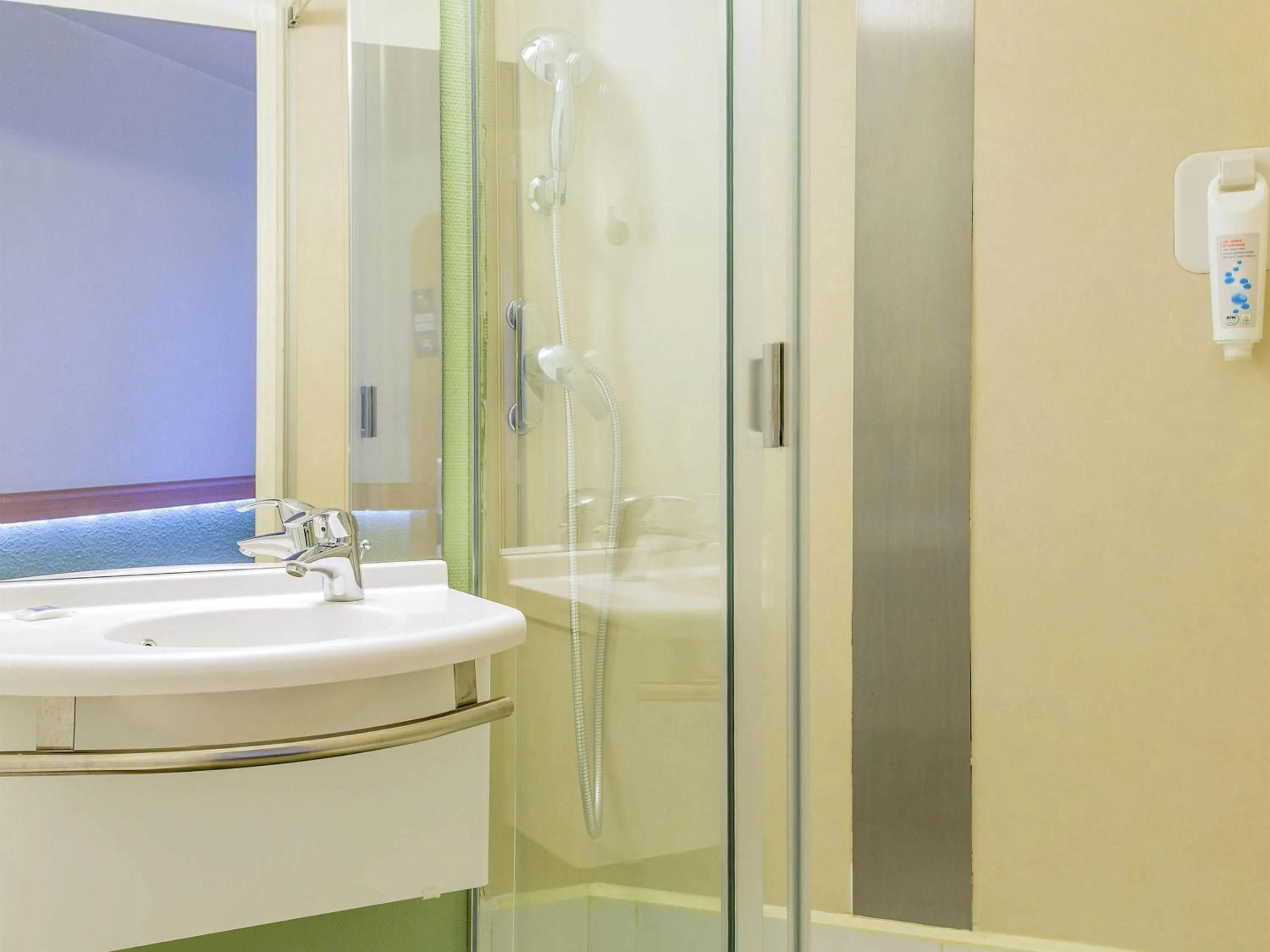 Bedroom in Hôtel Ibis Budget Nantes Nord St Herblain