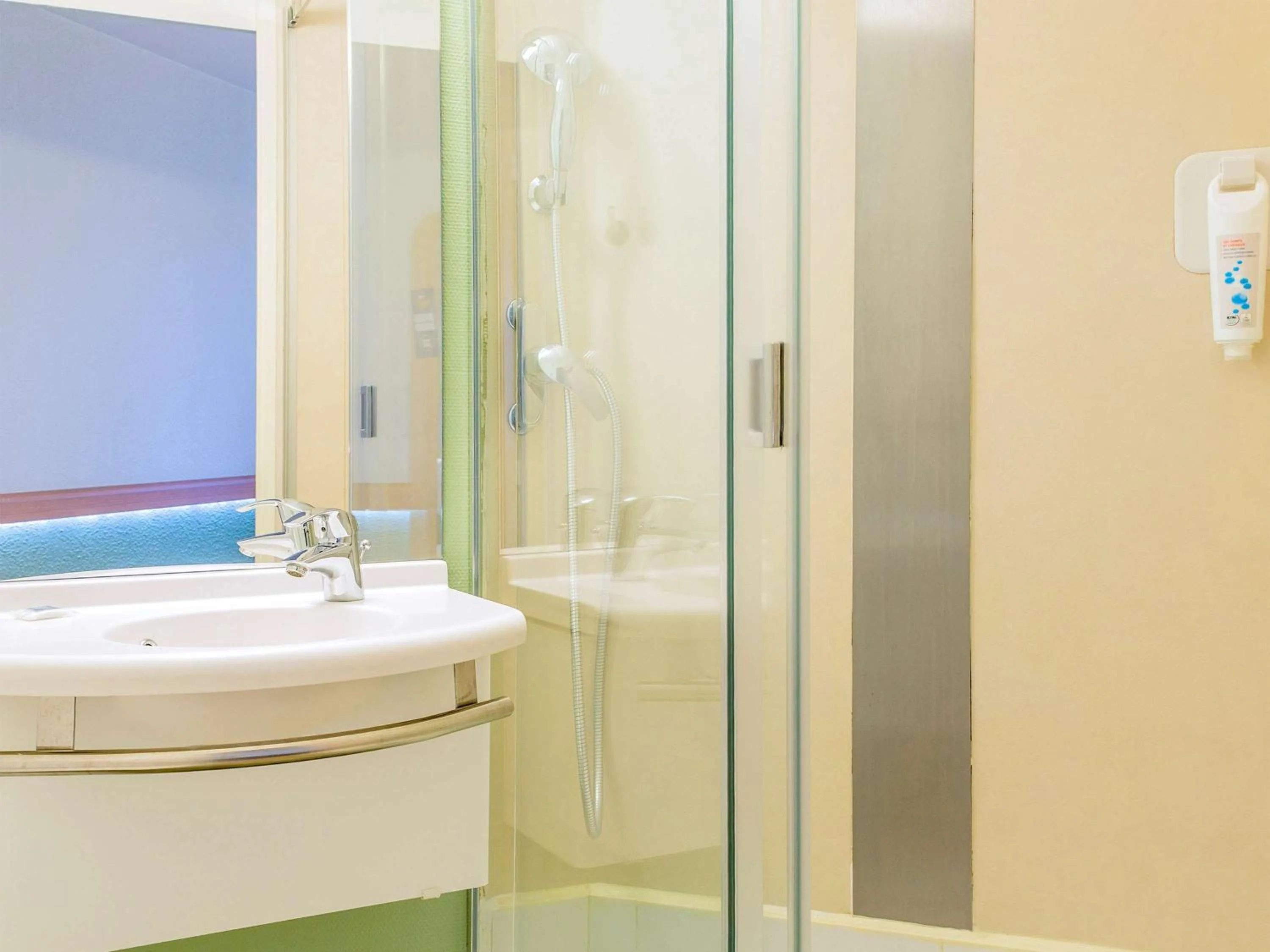 Photo of the whole room in Hôtel Ibis Budget Nantes Nord St Herblain