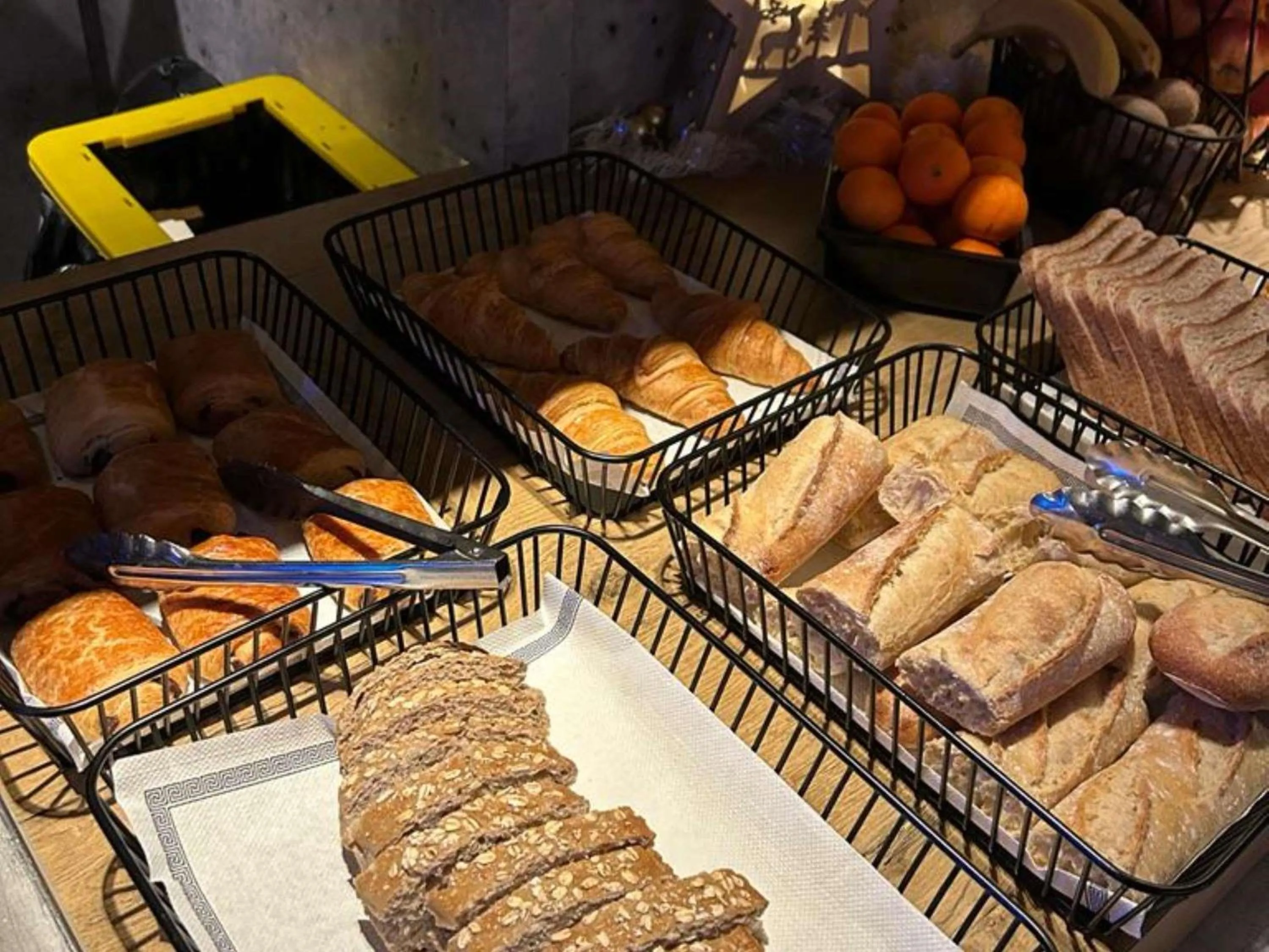 Breakfast in Hôtel Ibis Budget Nantes Nord St Herblain