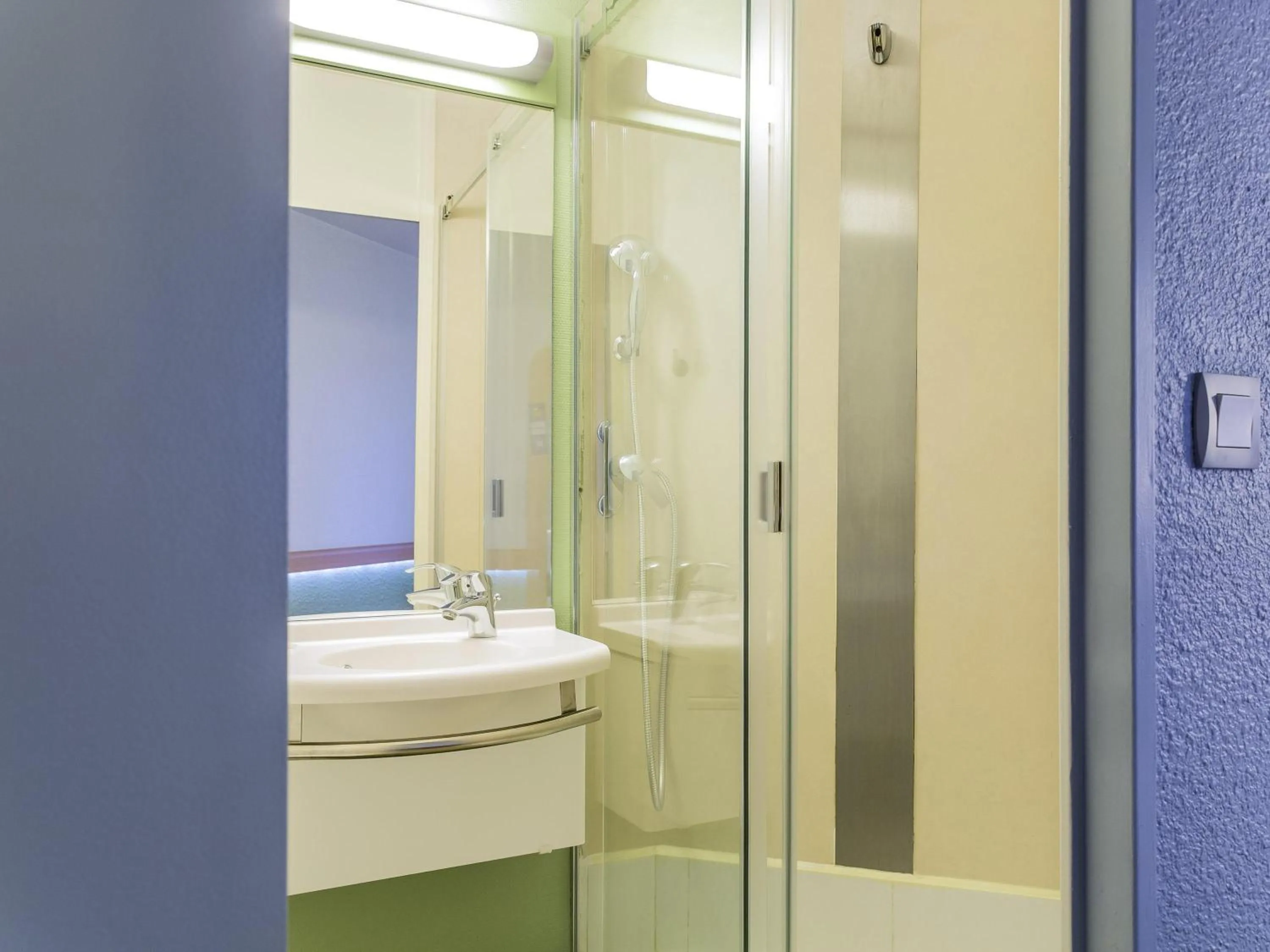 Bedroom in Hôtel Ibis Budget Nantes Nord St Herblain