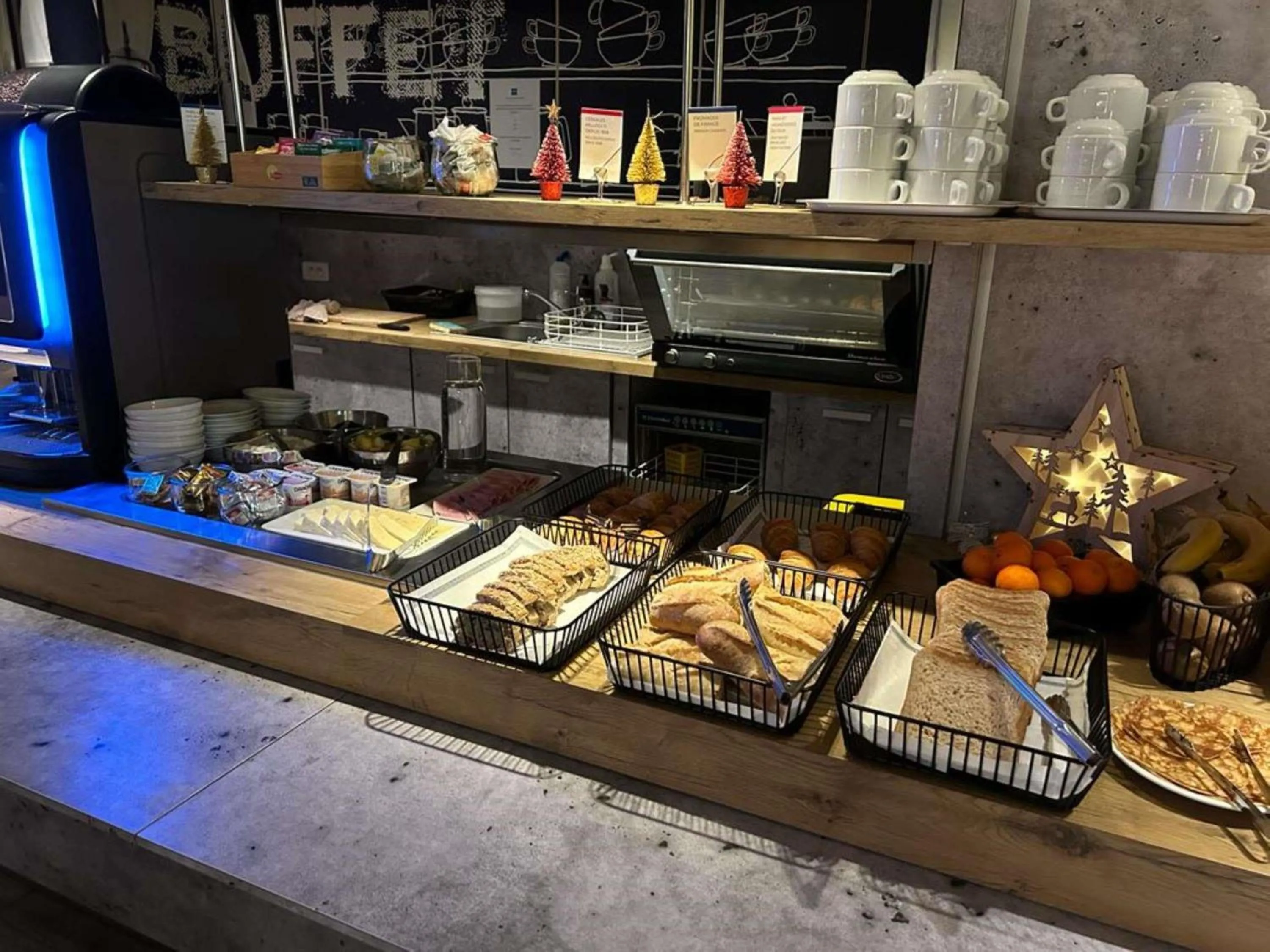 Breakfast in Hôtel Ibis Budget Nantes Nord St Herblain