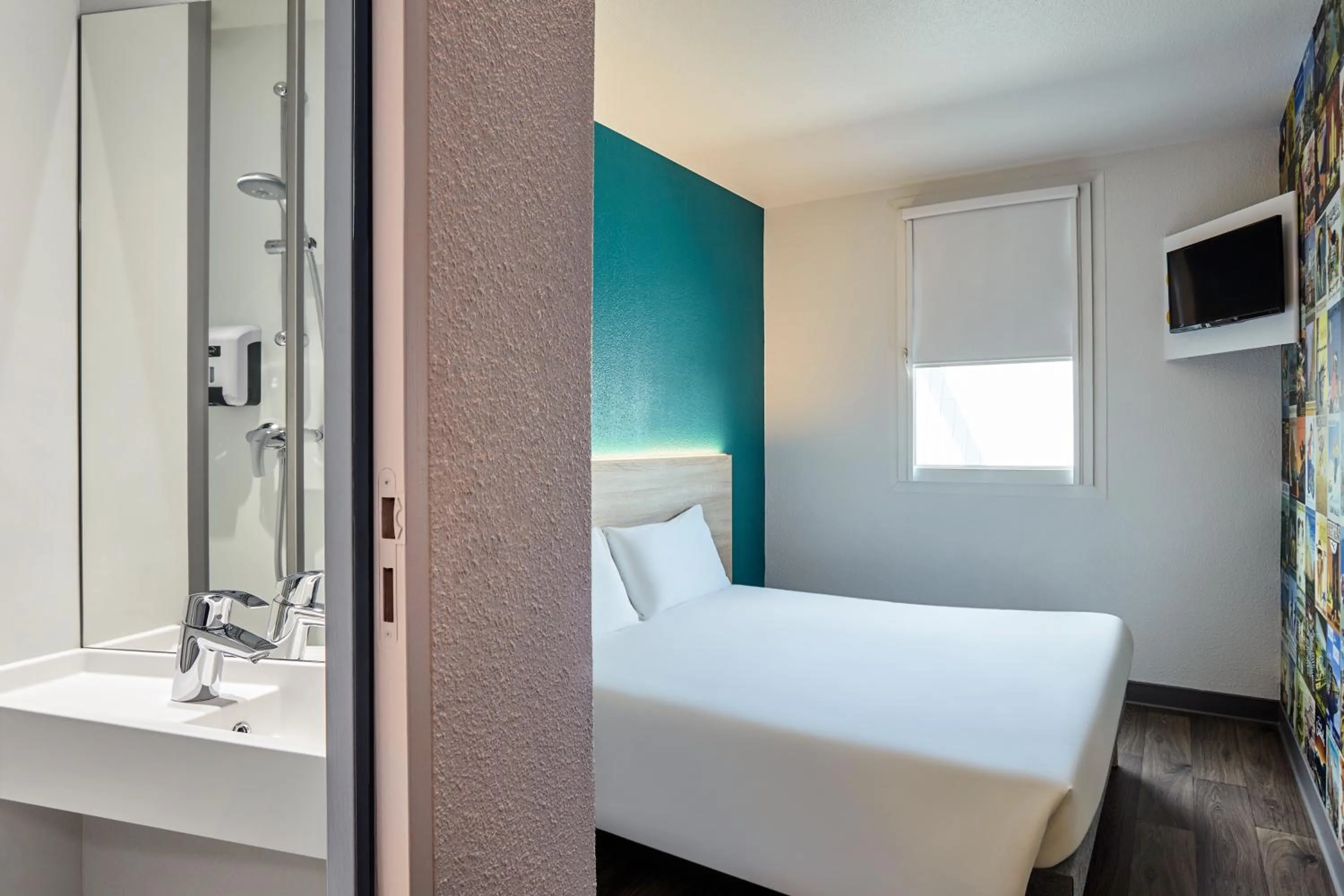 Shower, Bed in hotelF1 Saint Nazaire La Baule