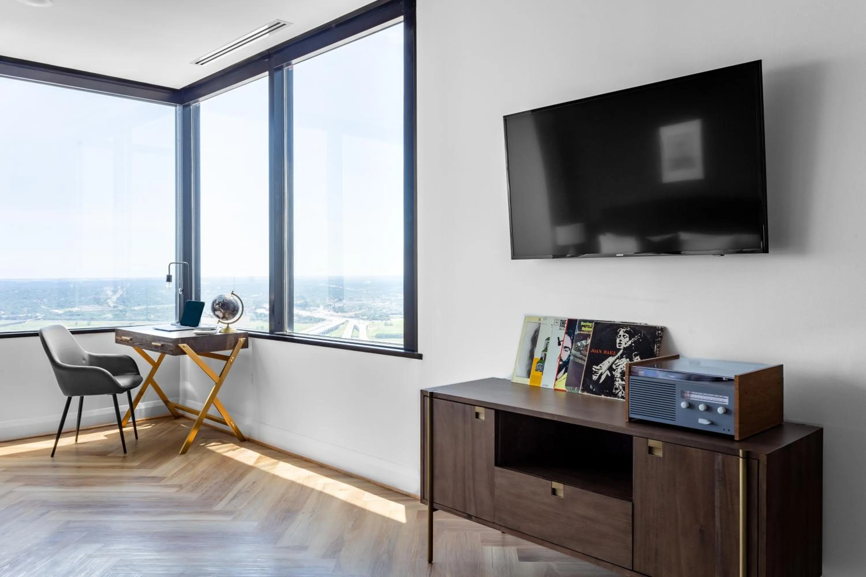 TV and multimedia in Mint House Dallas Downtown By Kasa