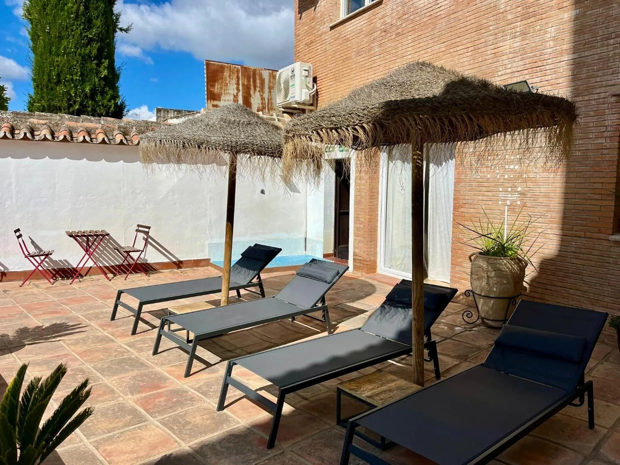 Swimming pool in Apartamentos Avanel