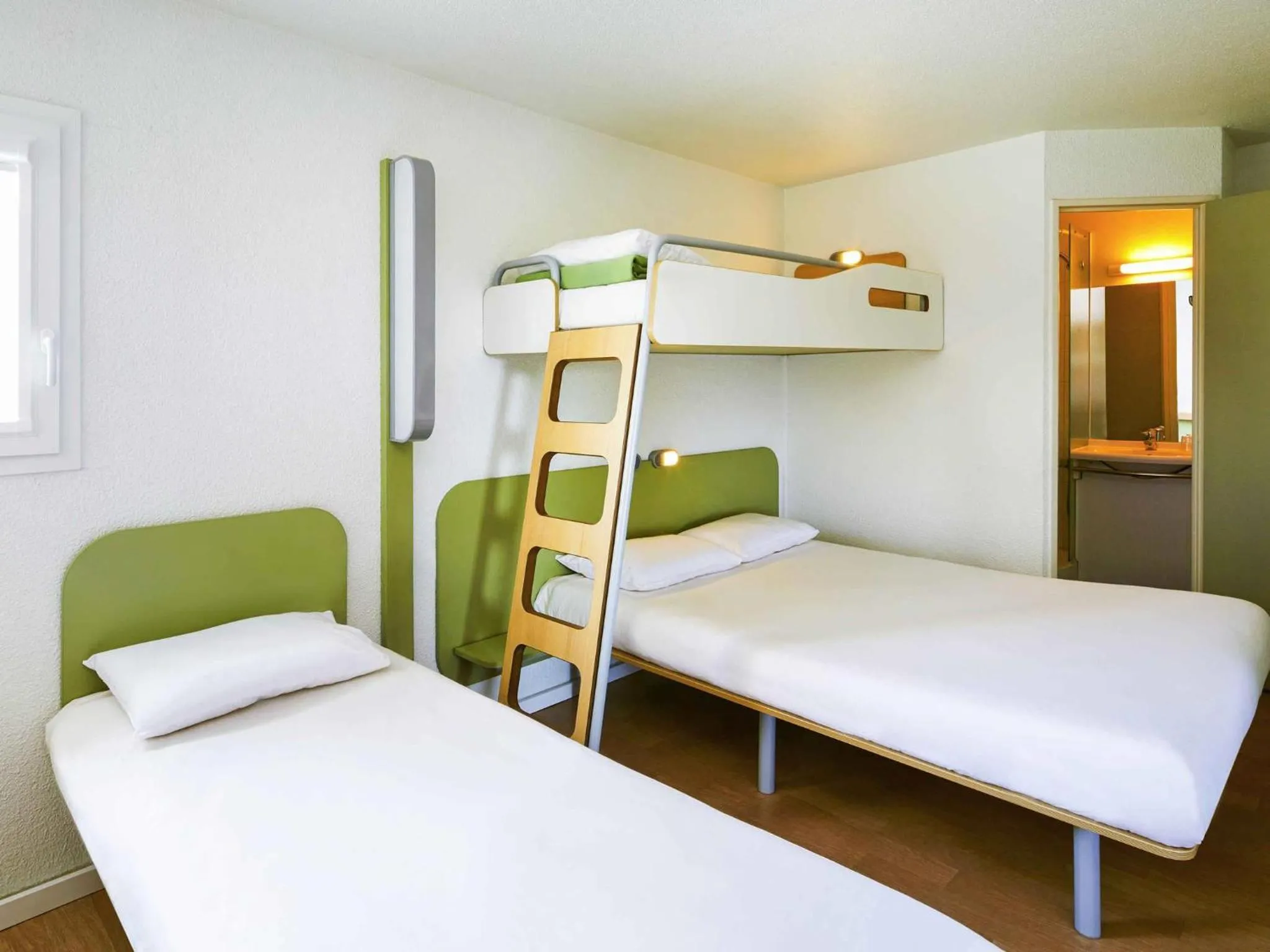 Bedroom, Bed in ibis budget Chartres