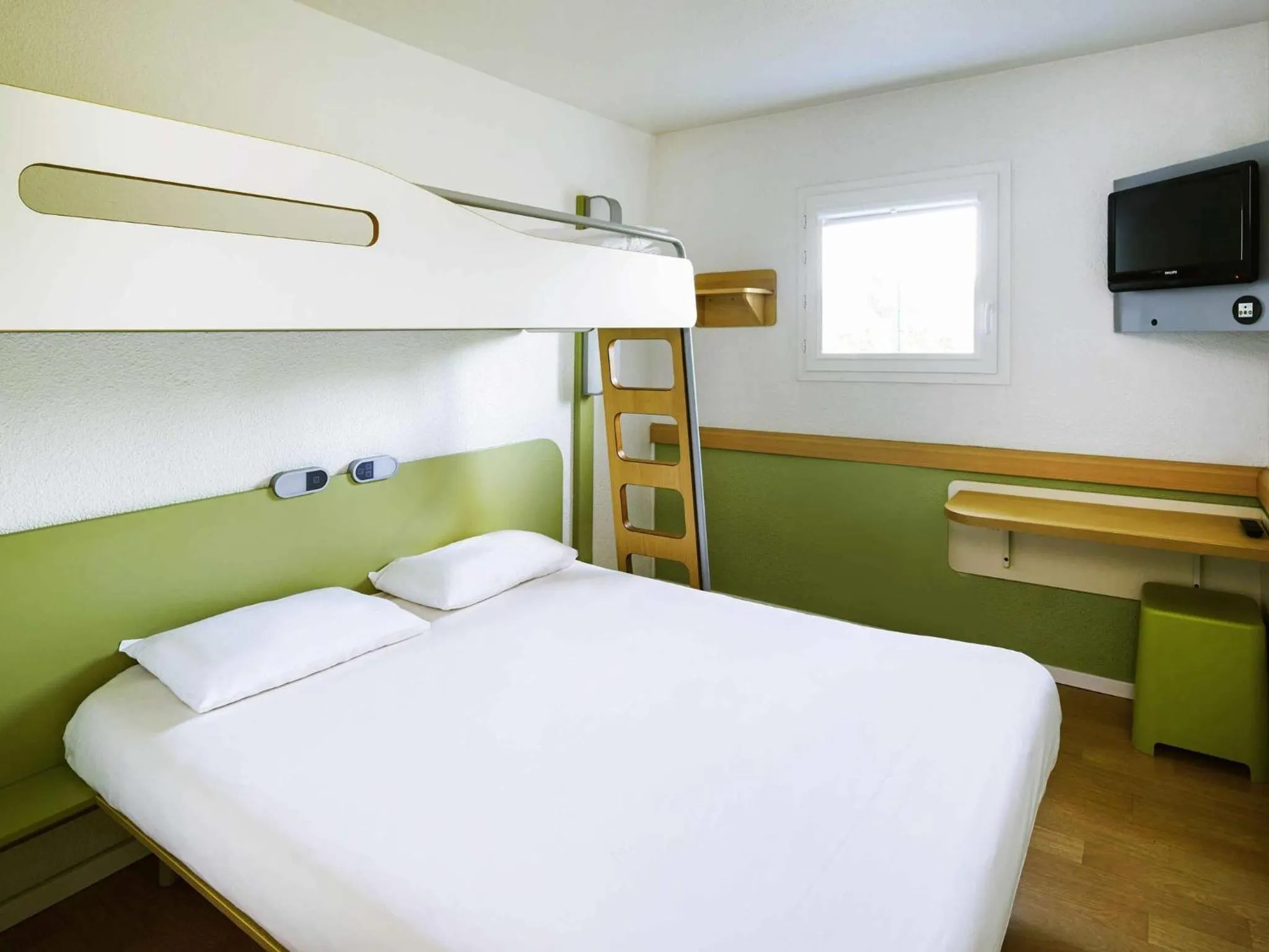 Bedroom, Bed in ibis budget Chartres