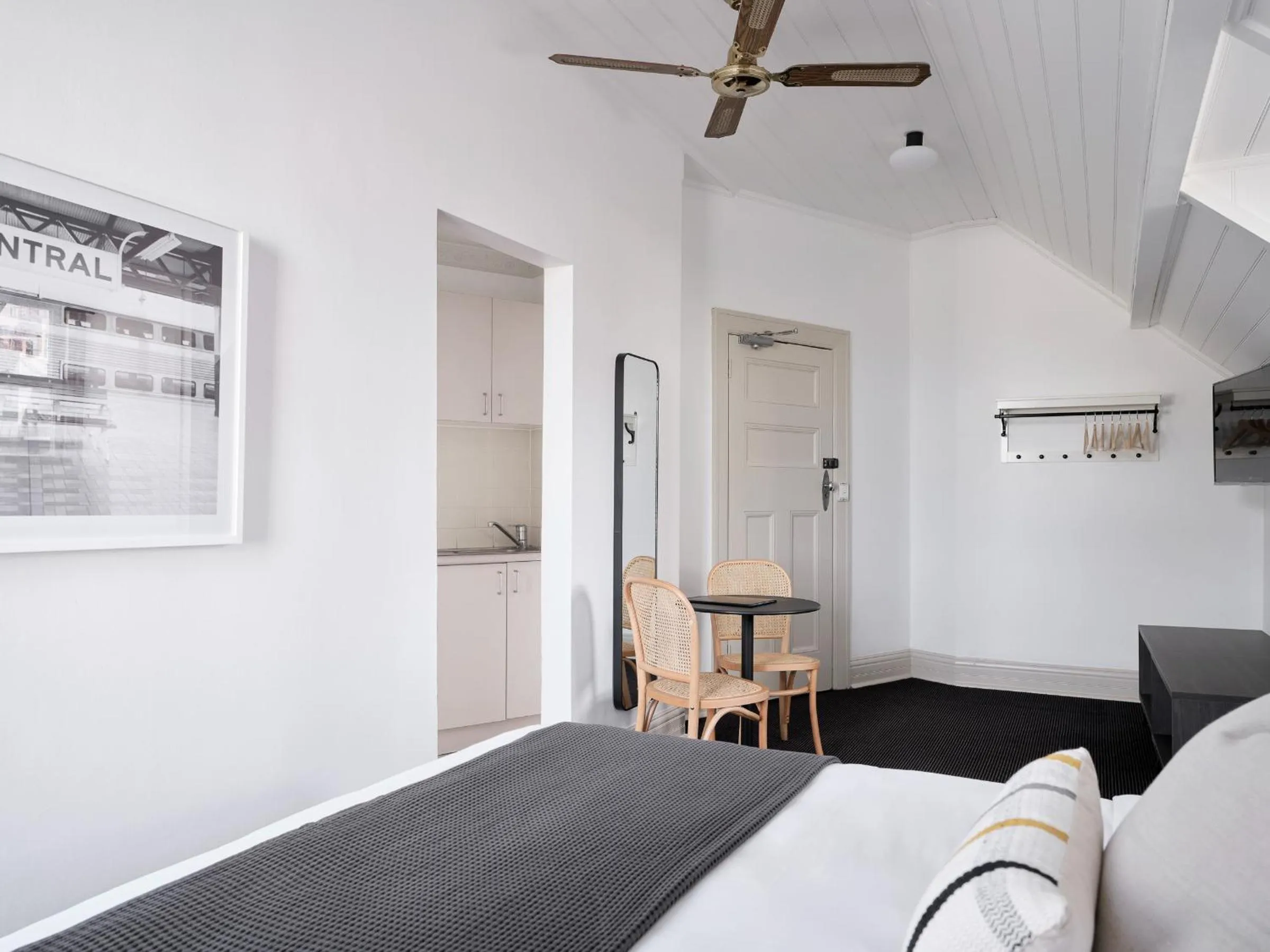 Bathroom, Bed in Dunkirk Hotel Pyrmont