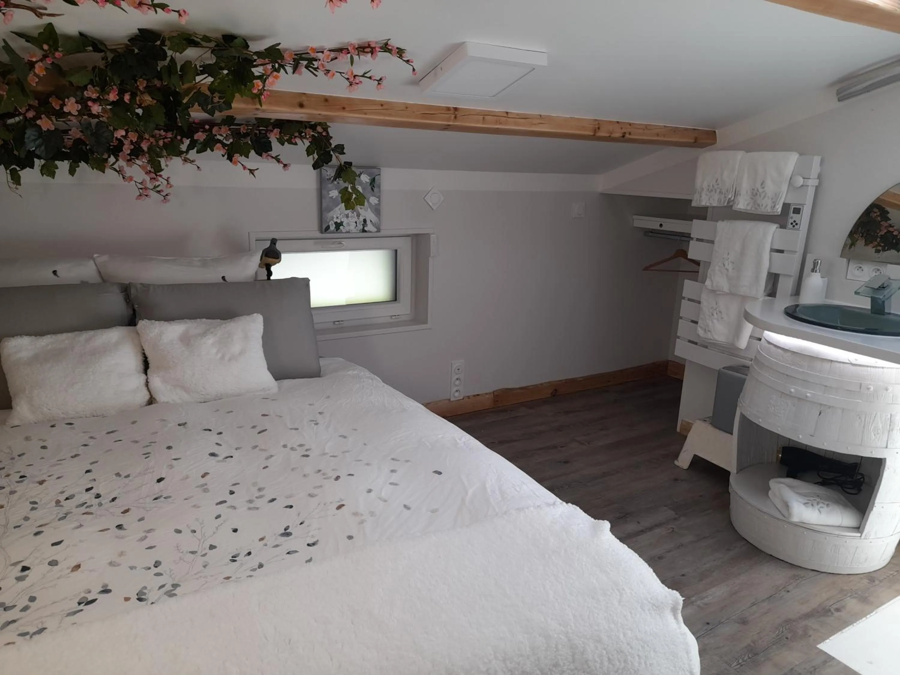 Bed in La maison du Bonheur, borne de recharge VE