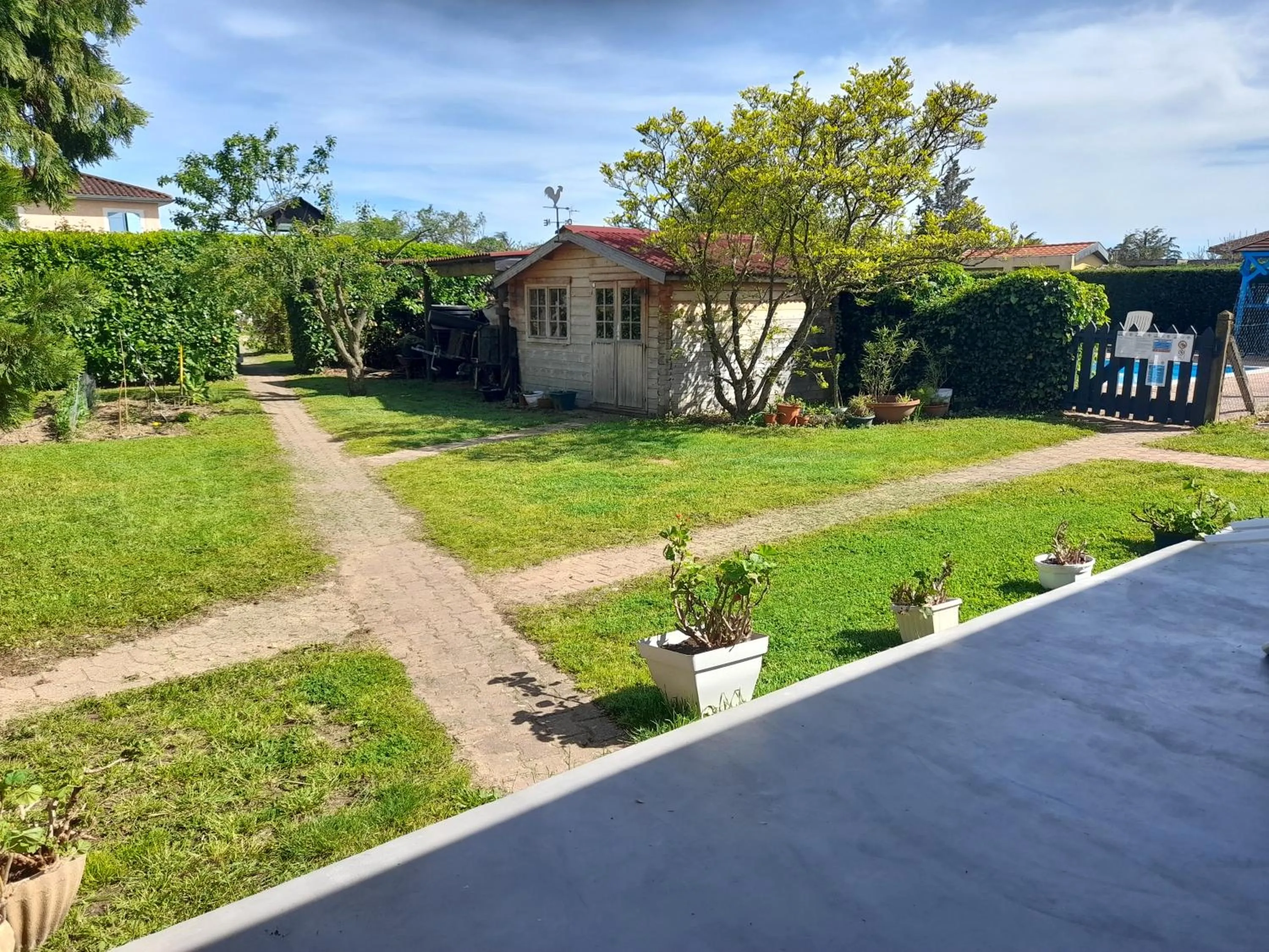 Garden in La maison du Bonheur, borne de recharge VE