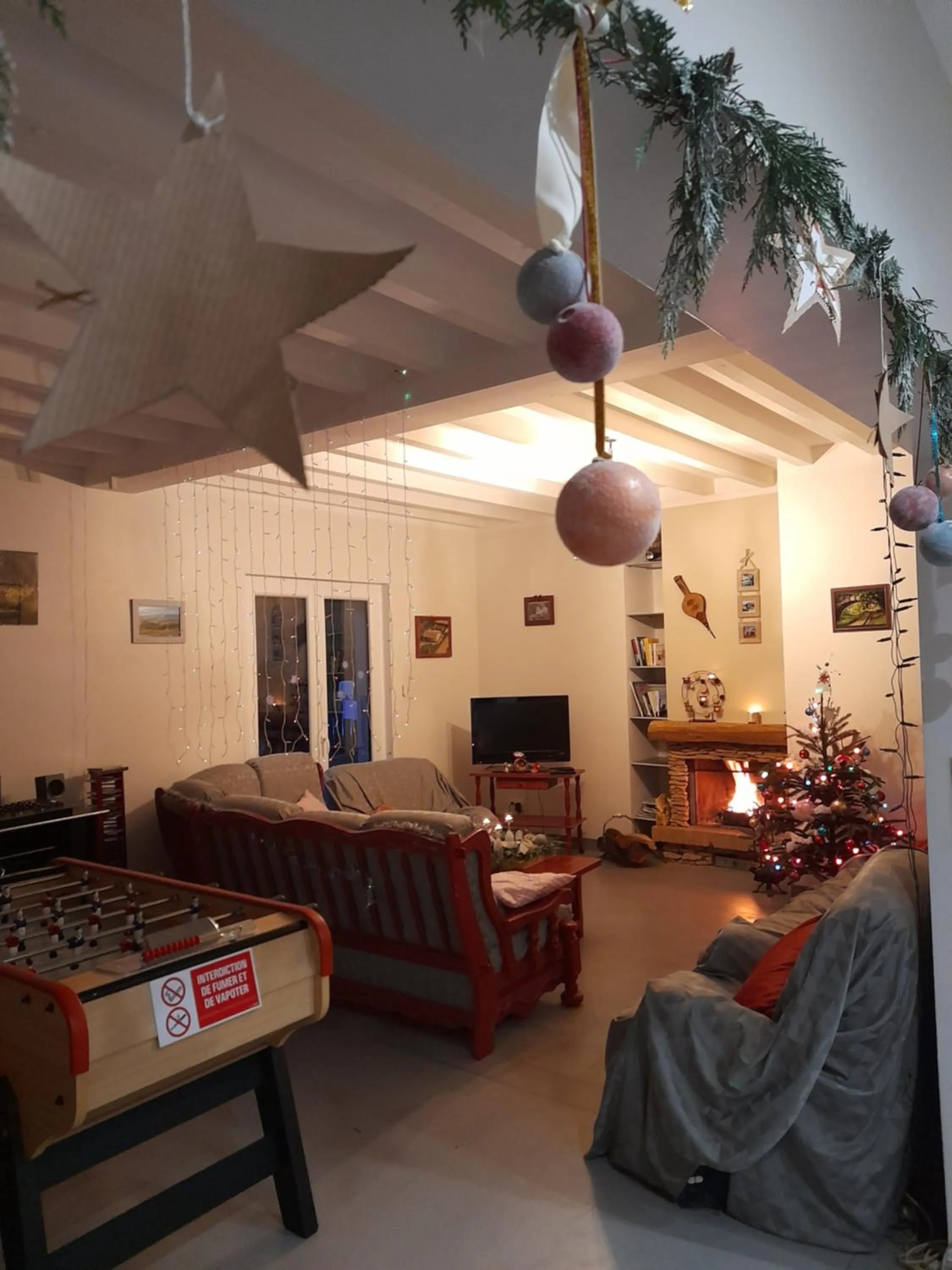 Winter in La maison du Bonheur, borne de recharge VE