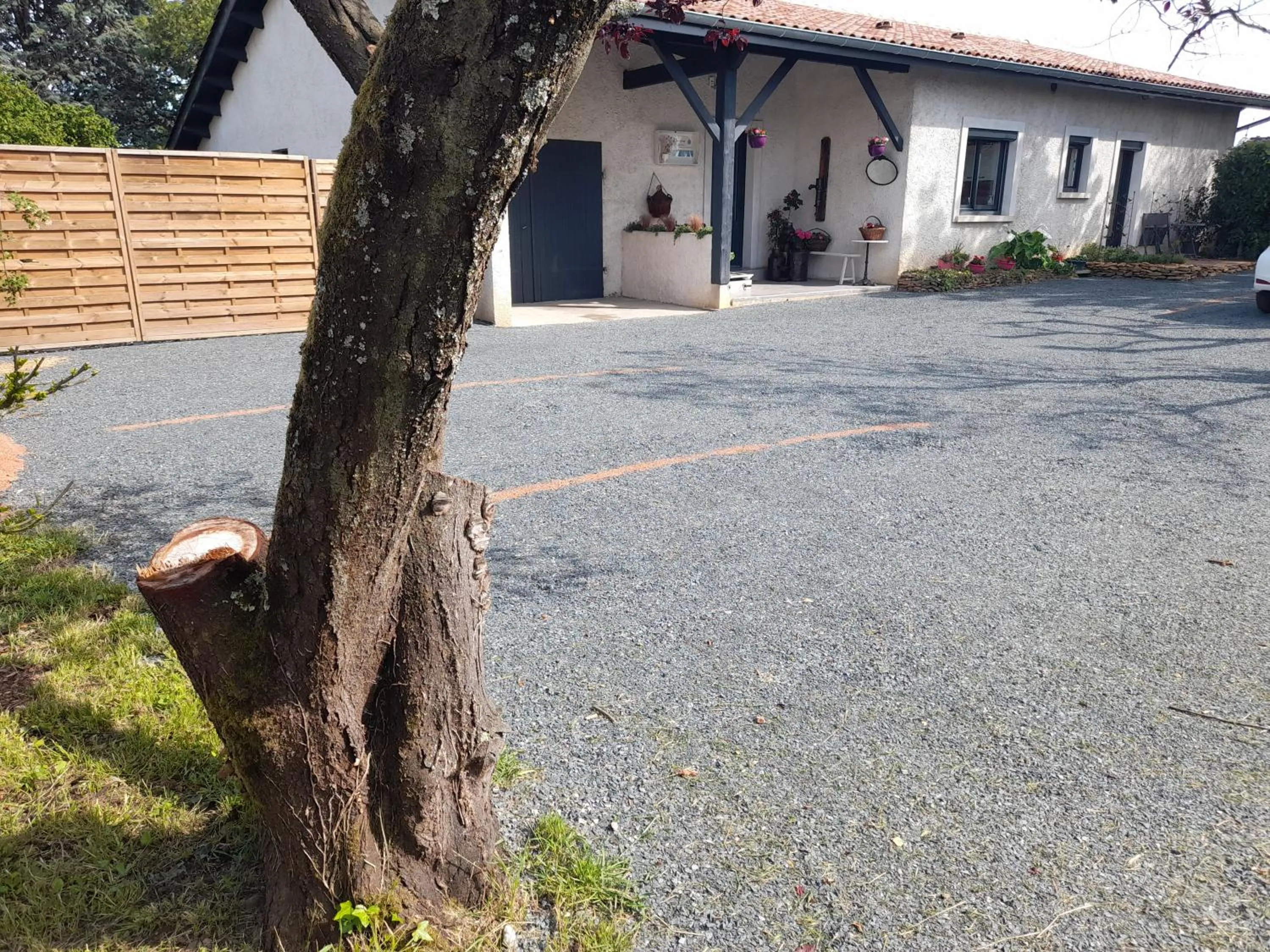 Parking in La maison du Bonheur, borne de recharge VE