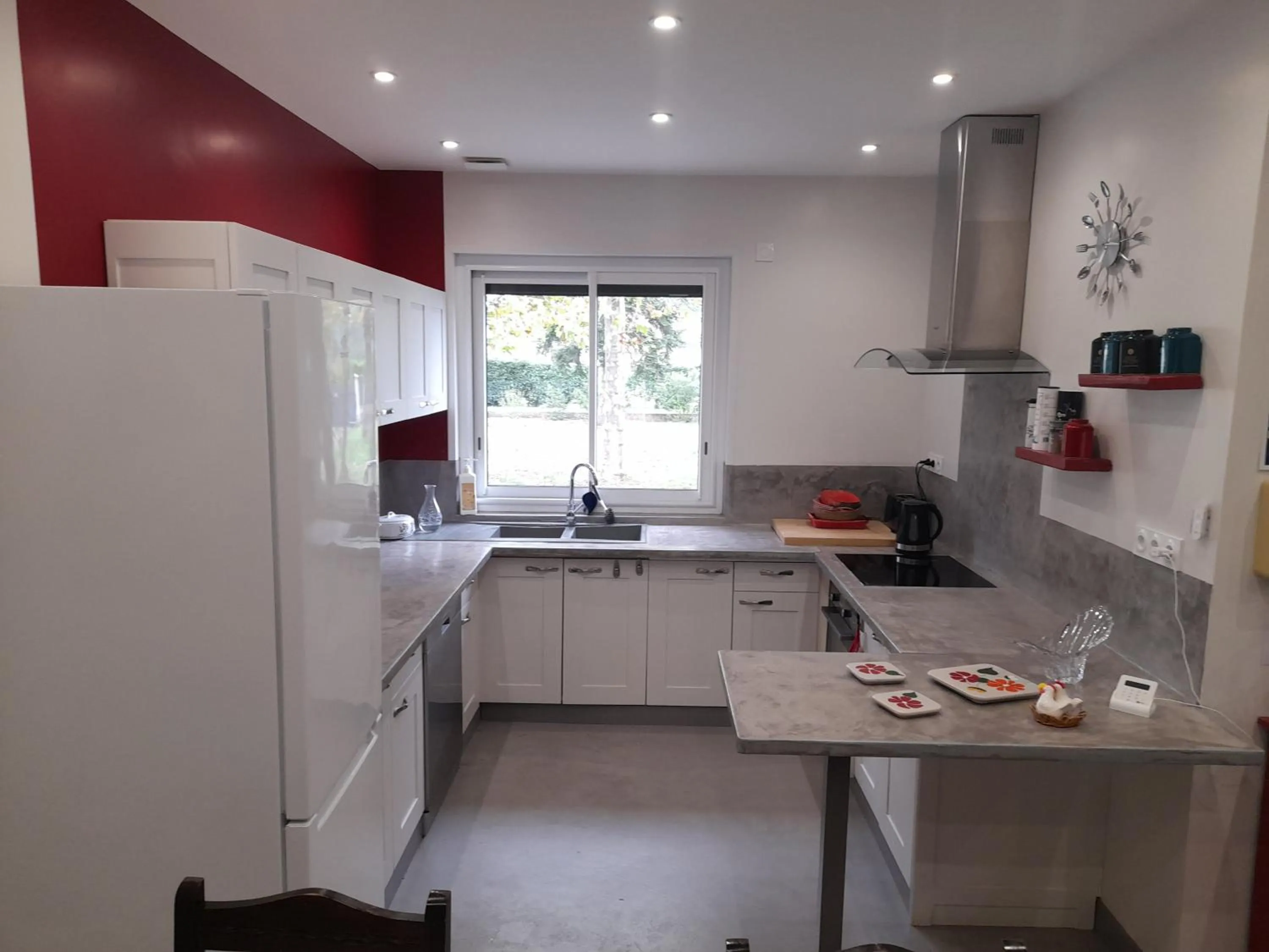 Communal kitchen in La maison du Bonheur, borne de recharge VE