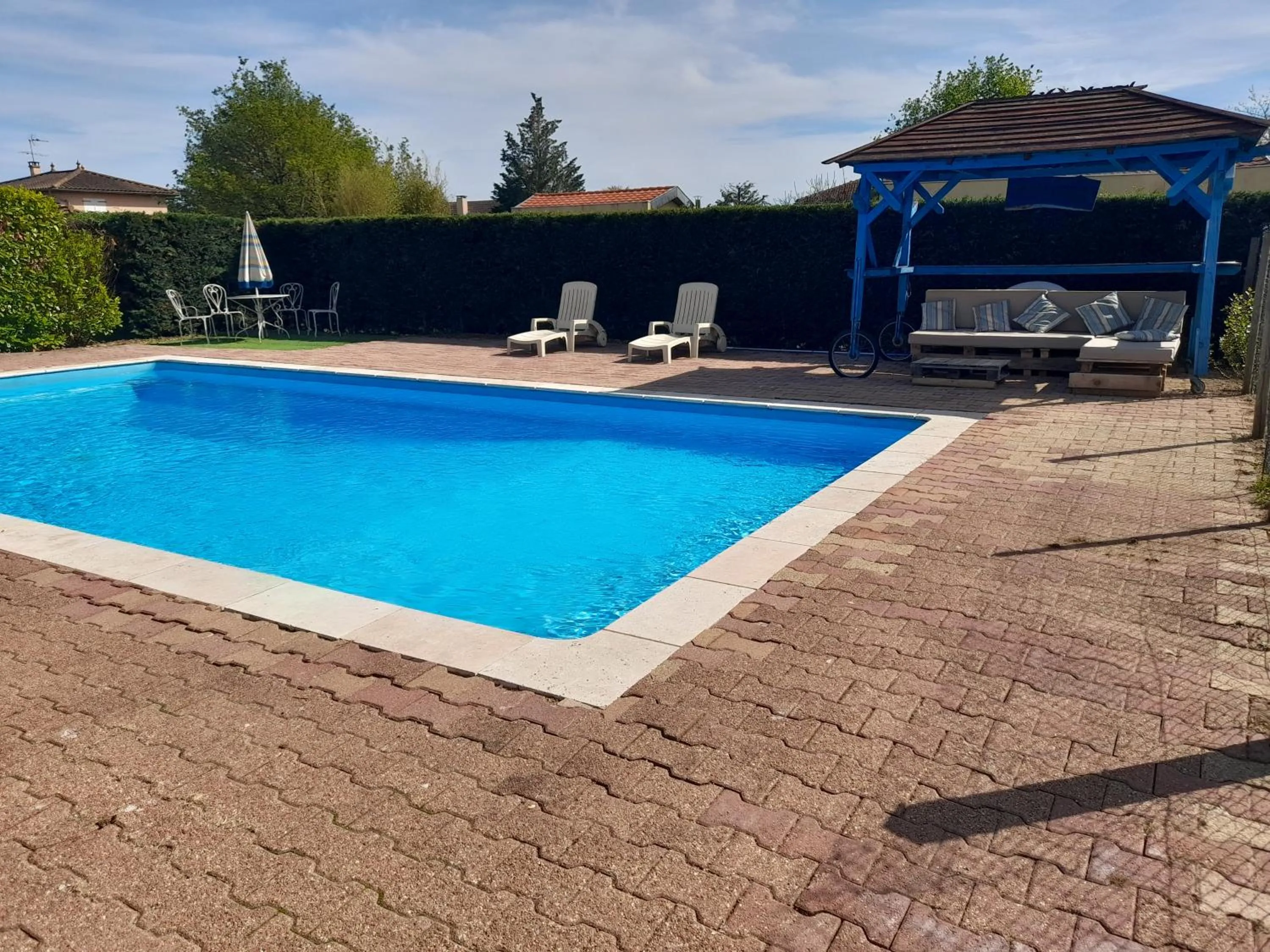 Swimming pool in La maison du Bonheur, borne de recharge VE