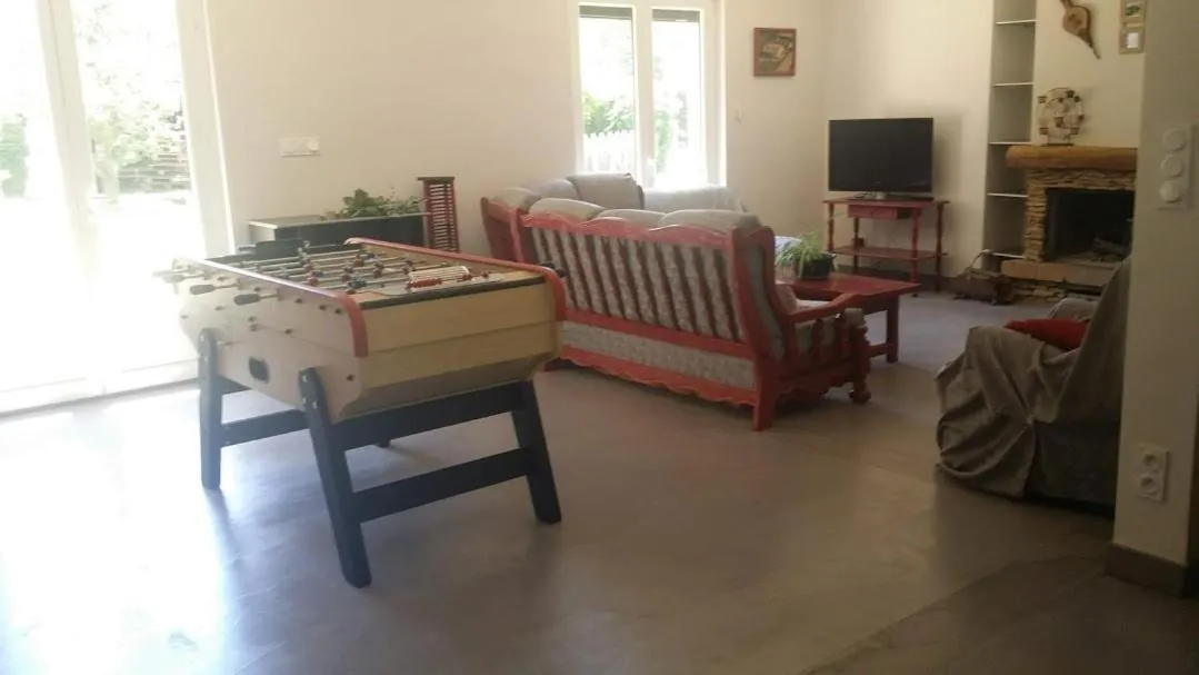 Communal lounge/ TV room in La maison du Bonheur, borne de recharge VE