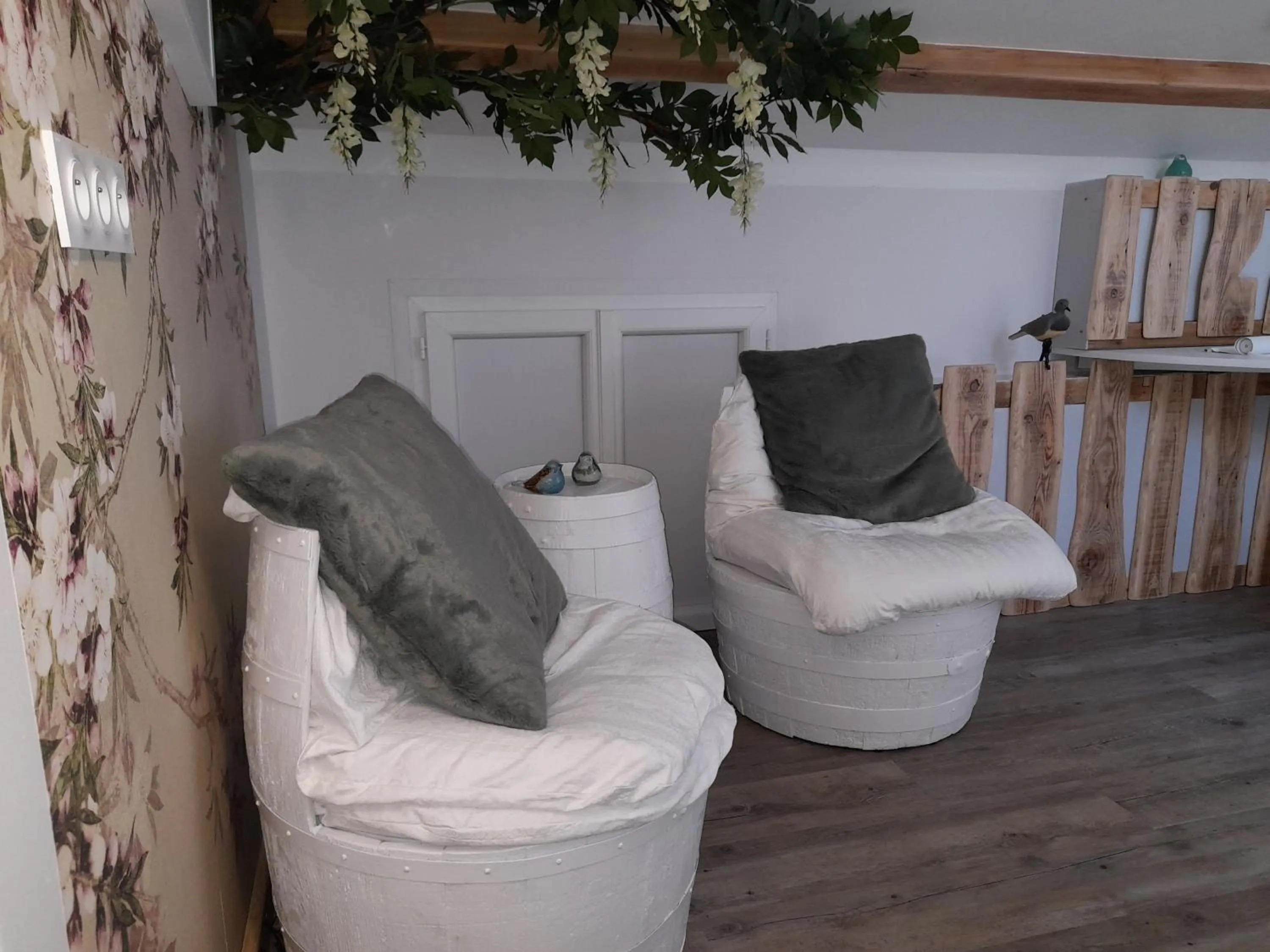 Living room in La maison du Bonheur, borne de recharge VE