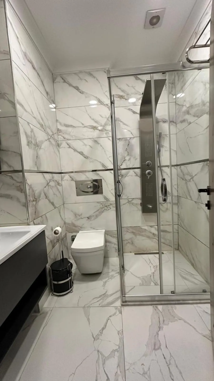 Toilet in La Vie Suite Hotel