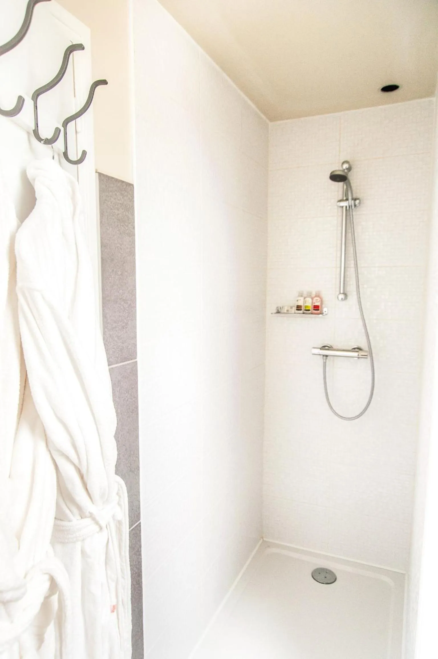 Shower in Villa Mons