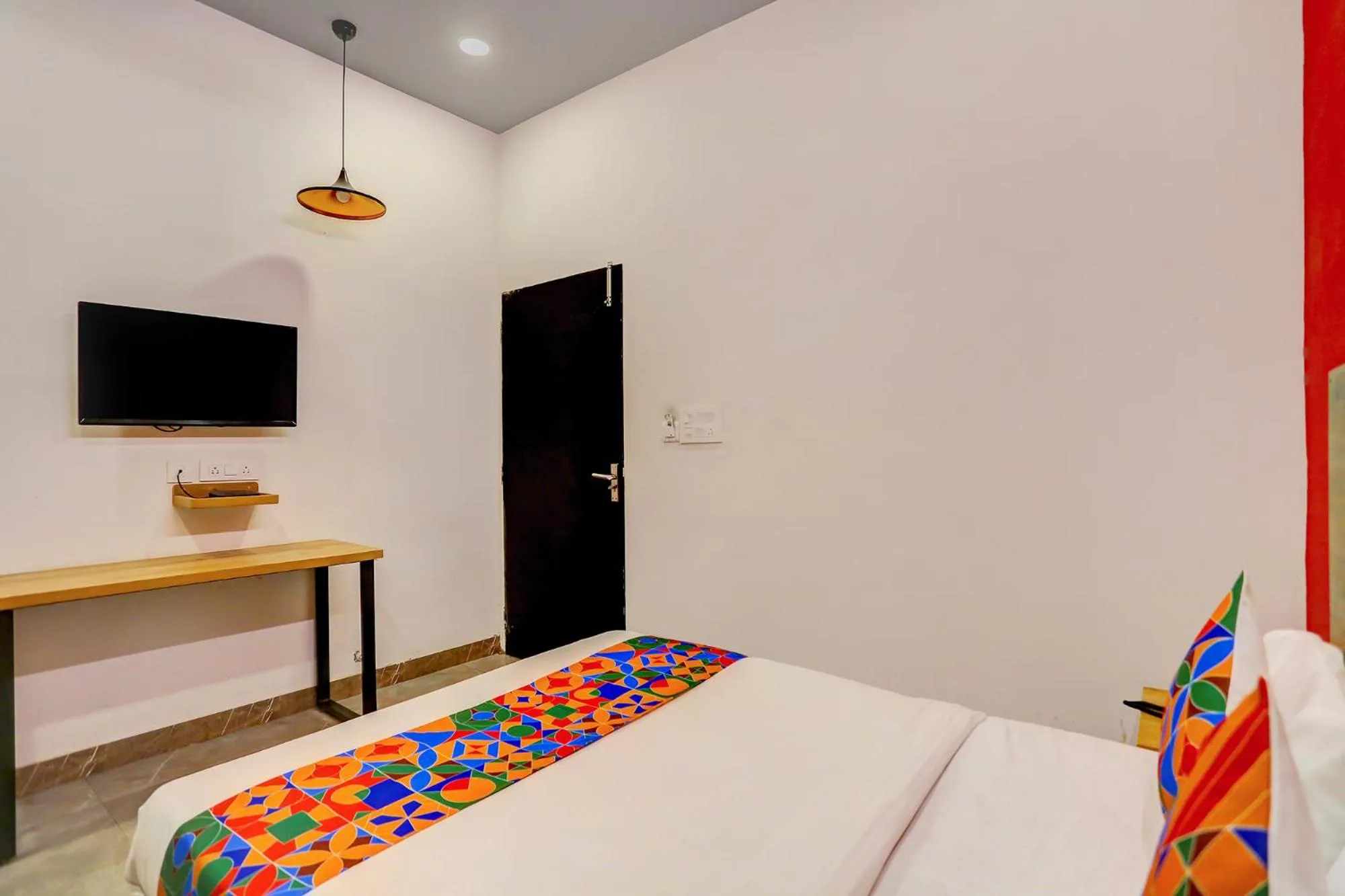 Photo of the whole room, Bed in FabHotel Grand Capitol