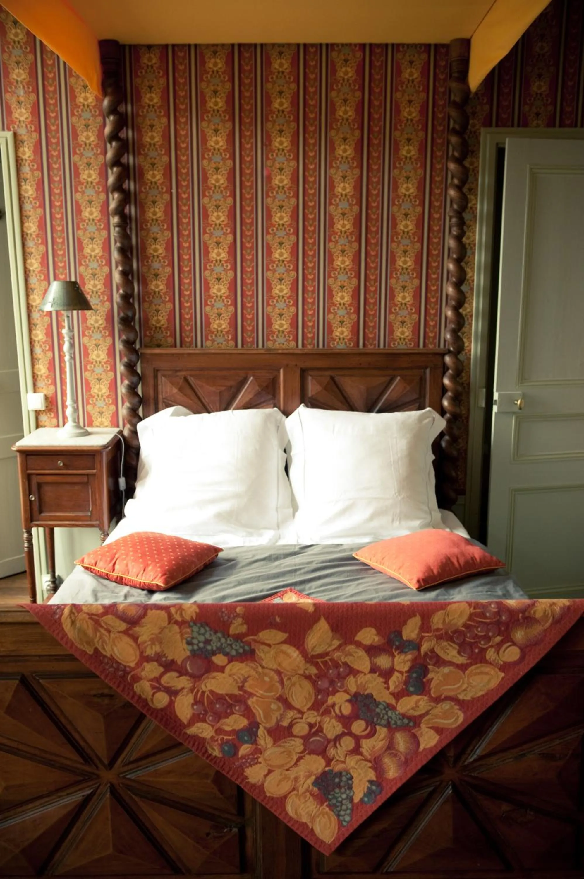 Bedroom, Bed in Le Chateau De La Vierge