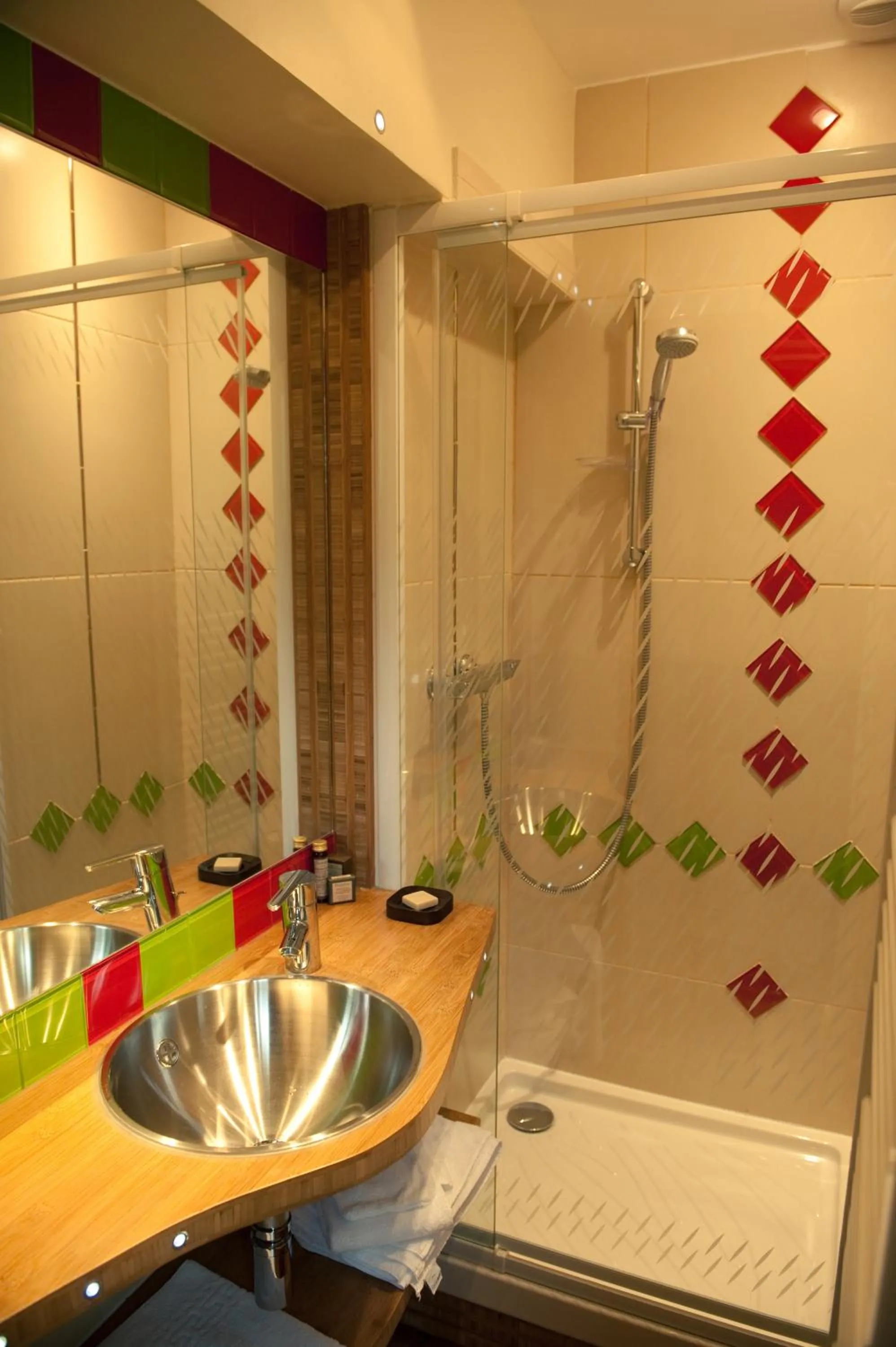 Shower in Le Chateau De La Vierge