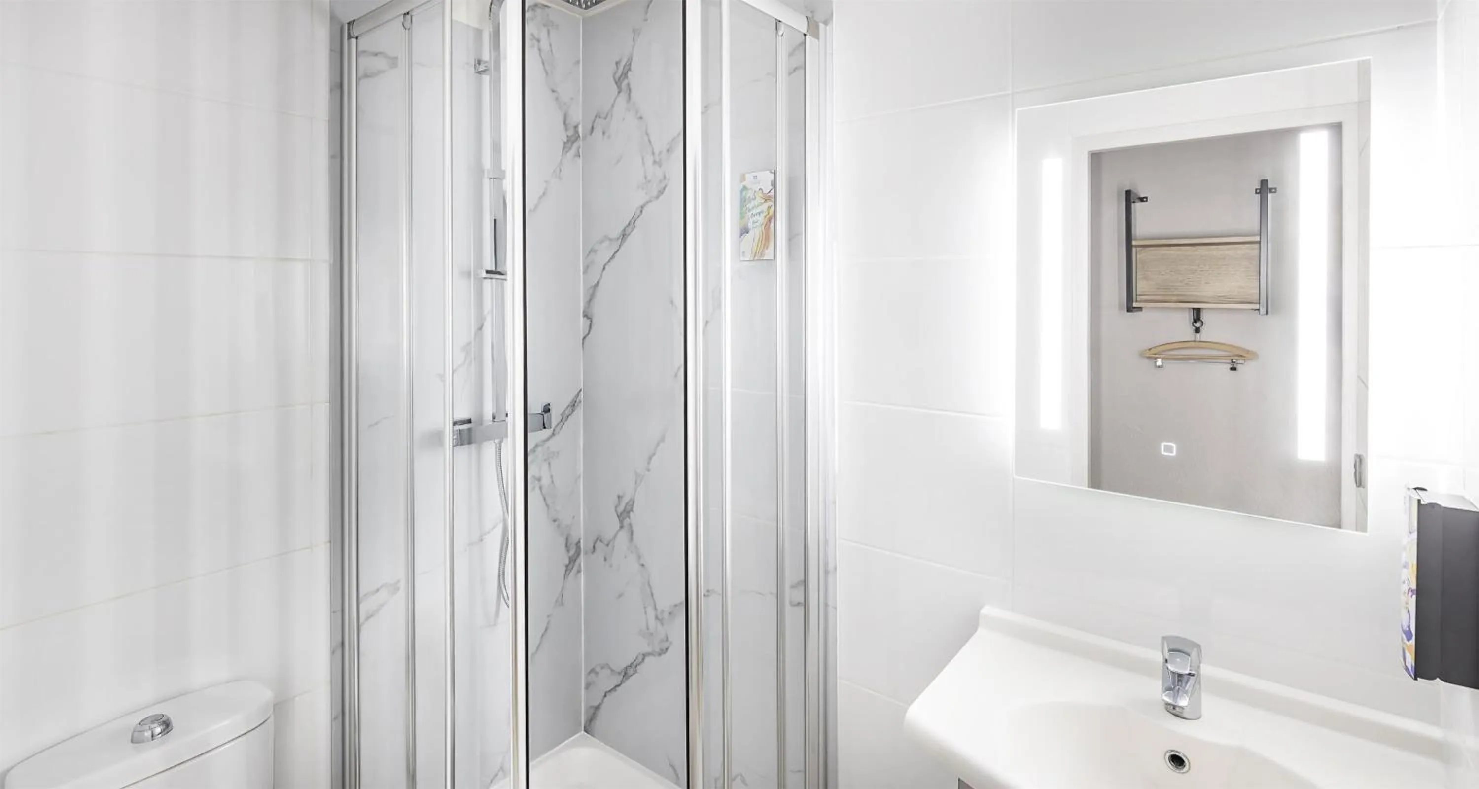 Bathroom in Sure Hotel by Best Western Nimes Est