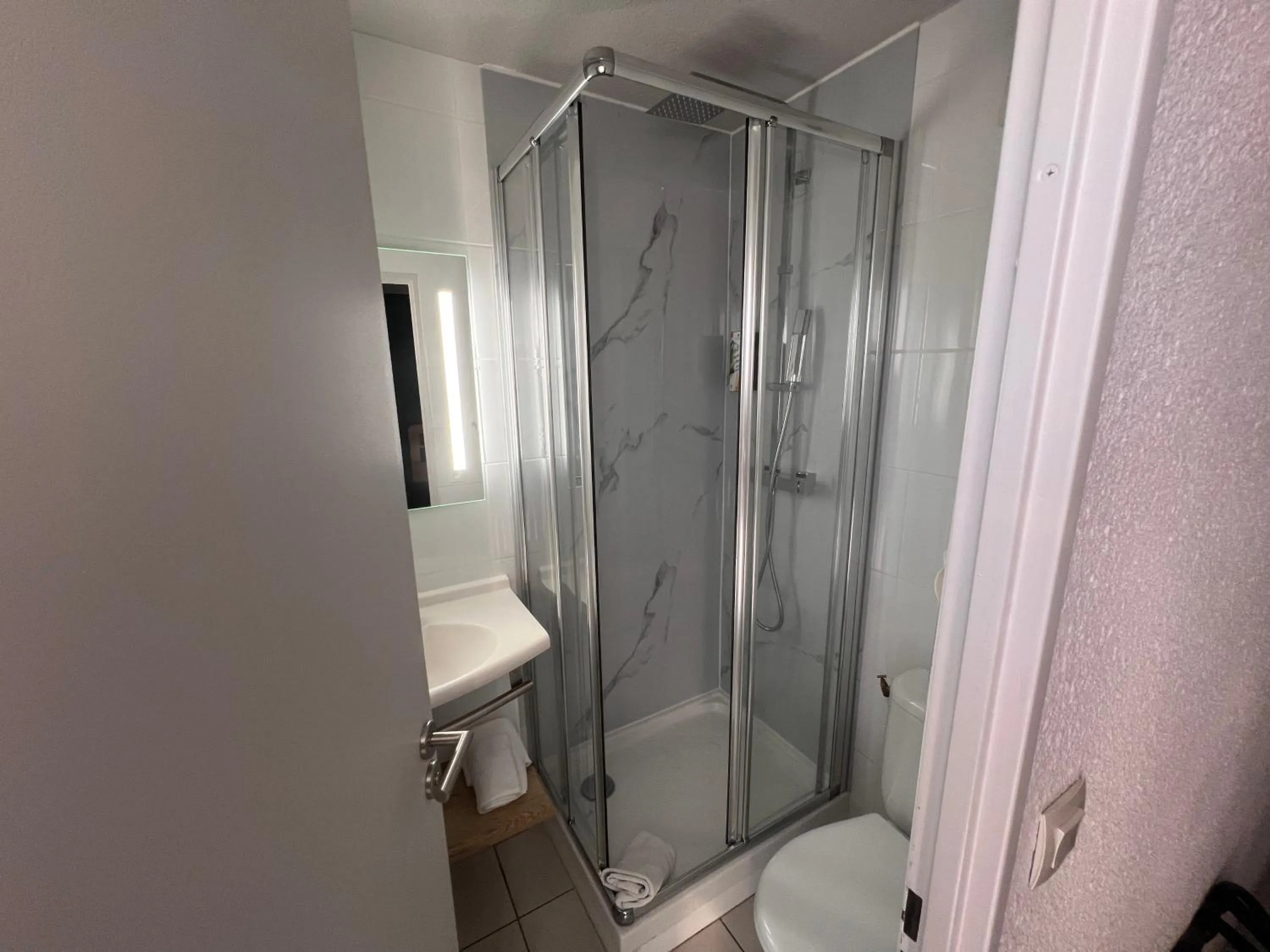 Bathroom in Sure Hotel by Best Western Nimes Est